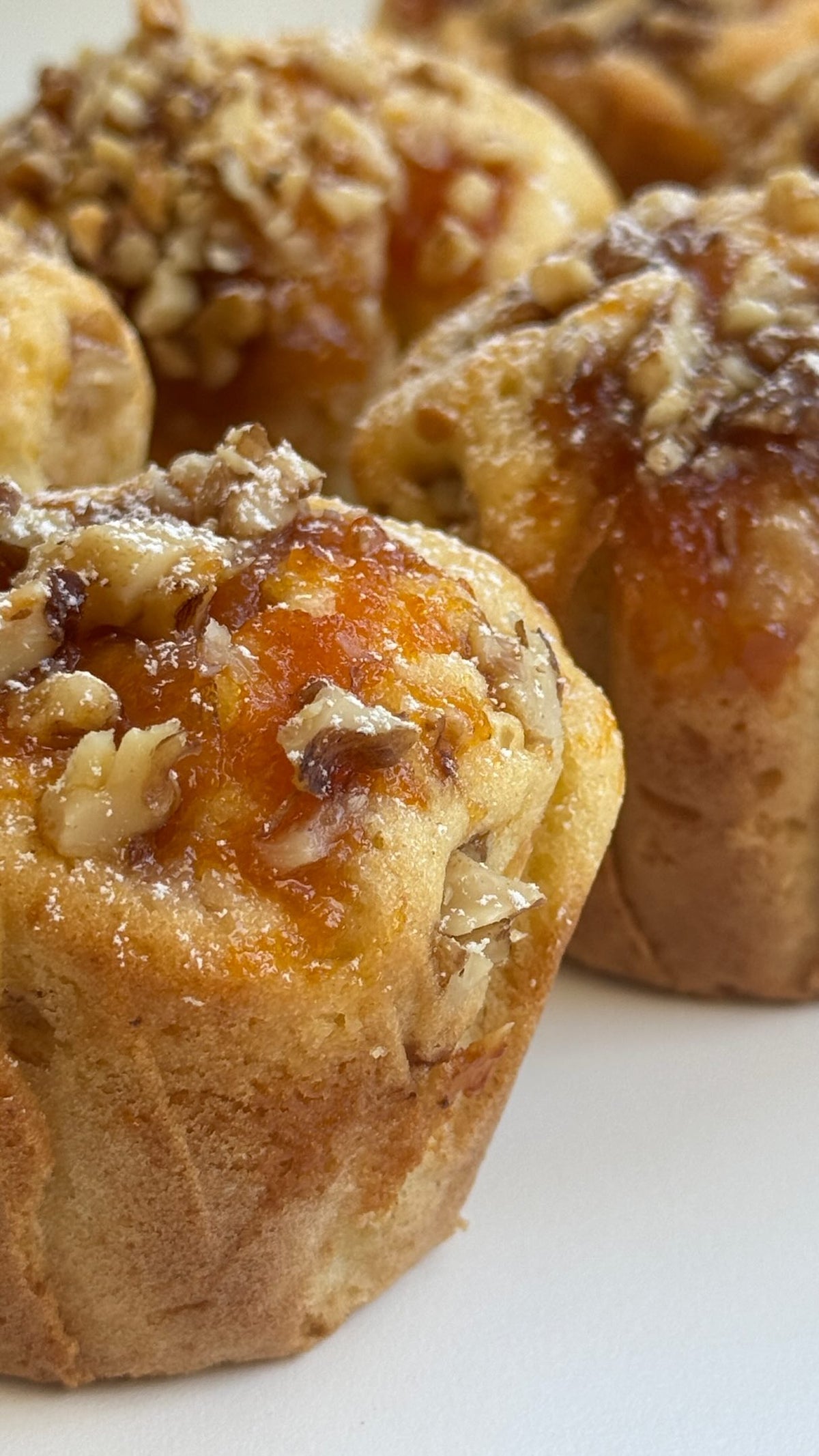 Apricot Walnut Muffins von Food with Style, fertig angerichtet
