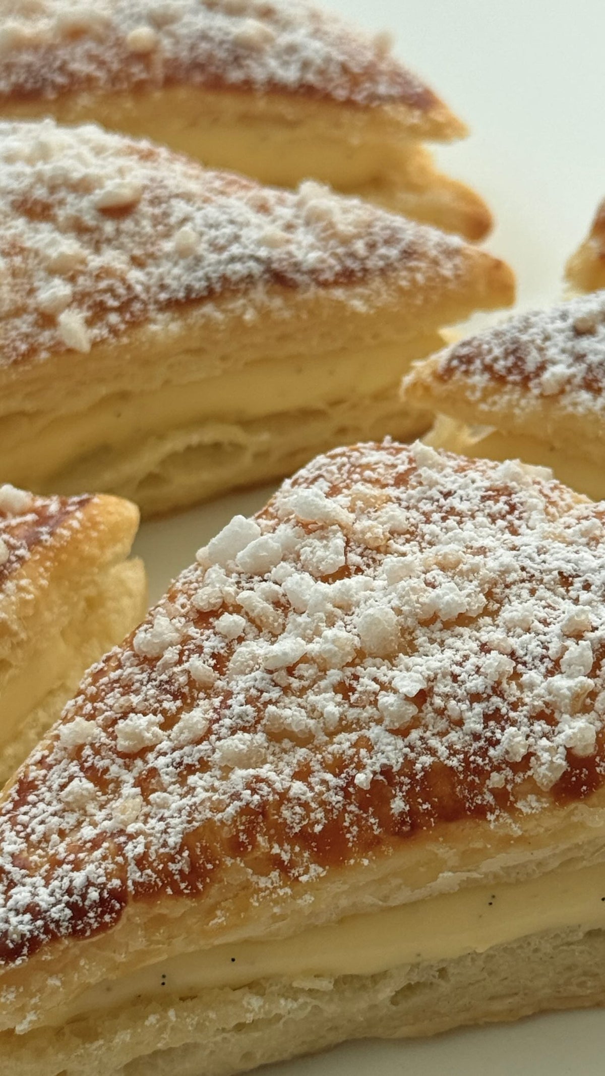 Lemon Custard Triangles von Food with Style, fertig angerichtet