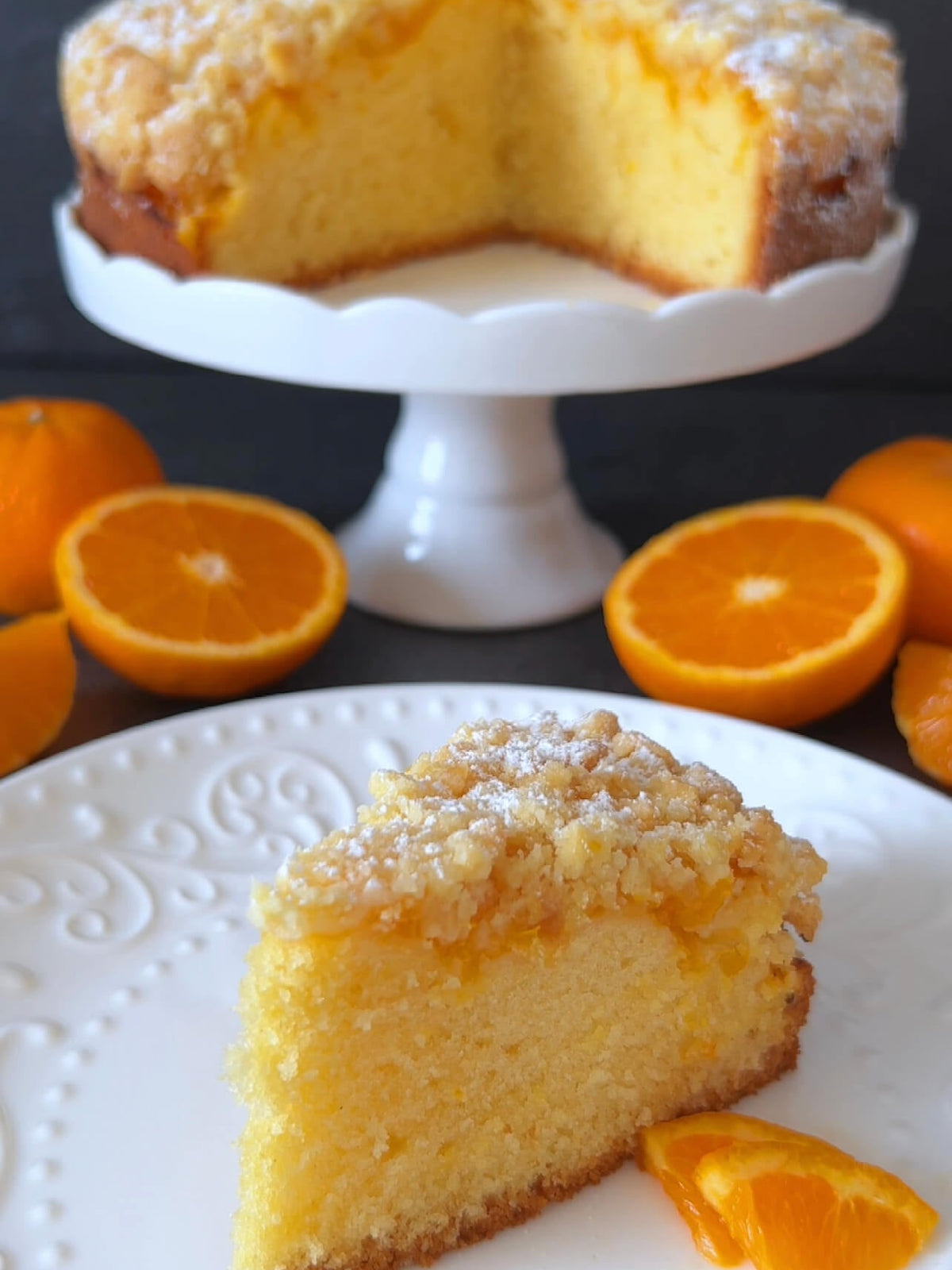 Torta Sbriciolata alla Mandarino su un Piatto