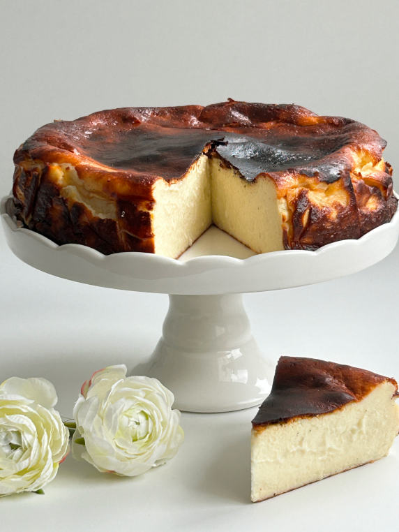 Basque Cheesecake von Food with Style, fertig angerichtet