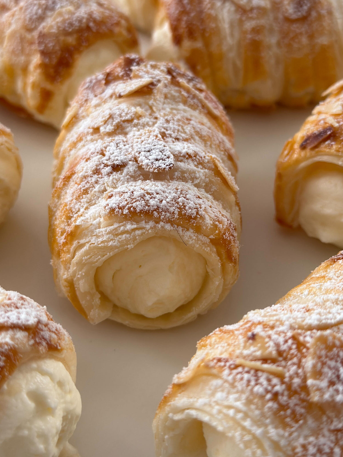 Almond Cream Rolls von Food with Style, fertig angerichtet