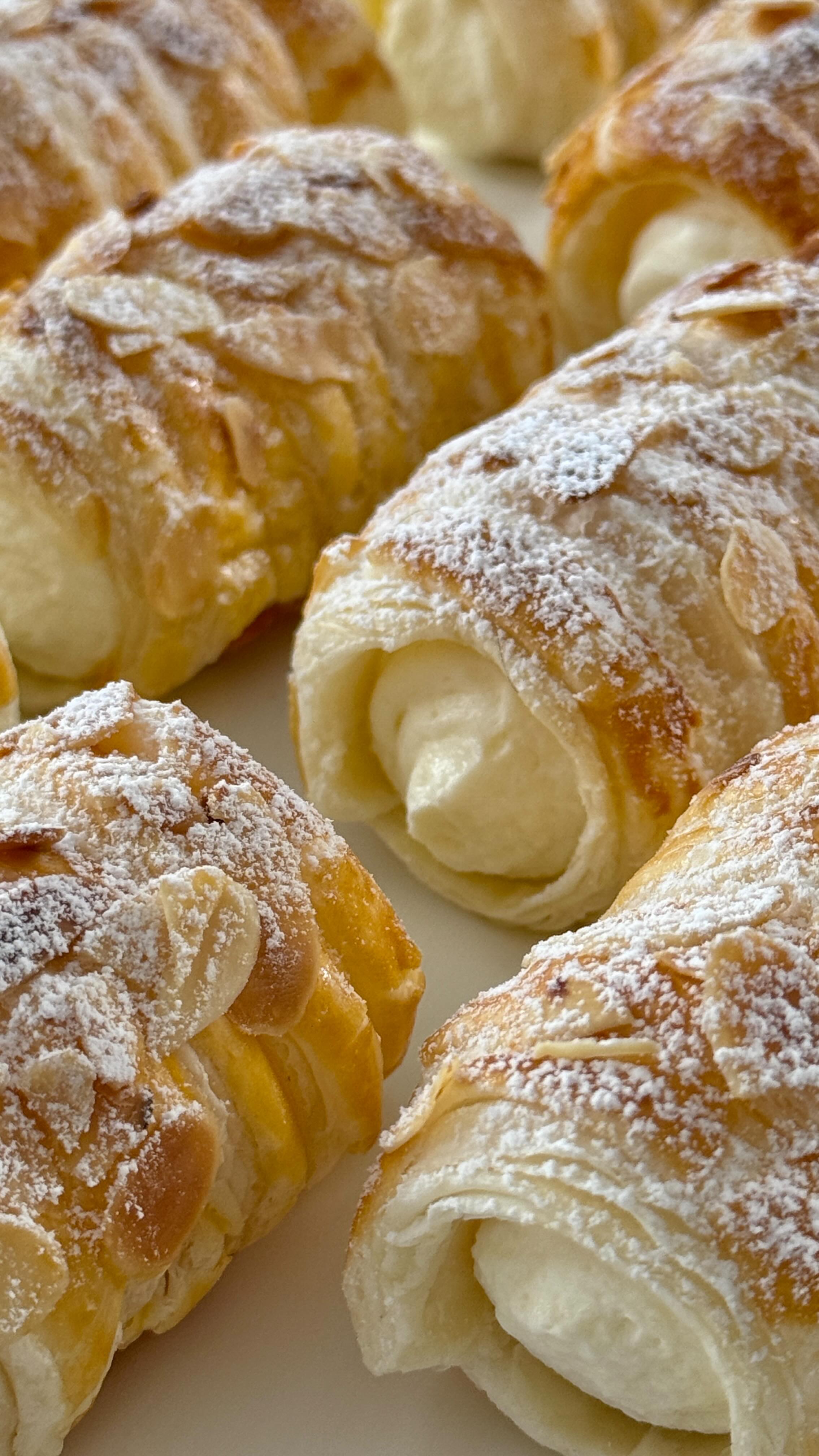 Almond Cream Rolls von Food with Style, fertig angerichtet