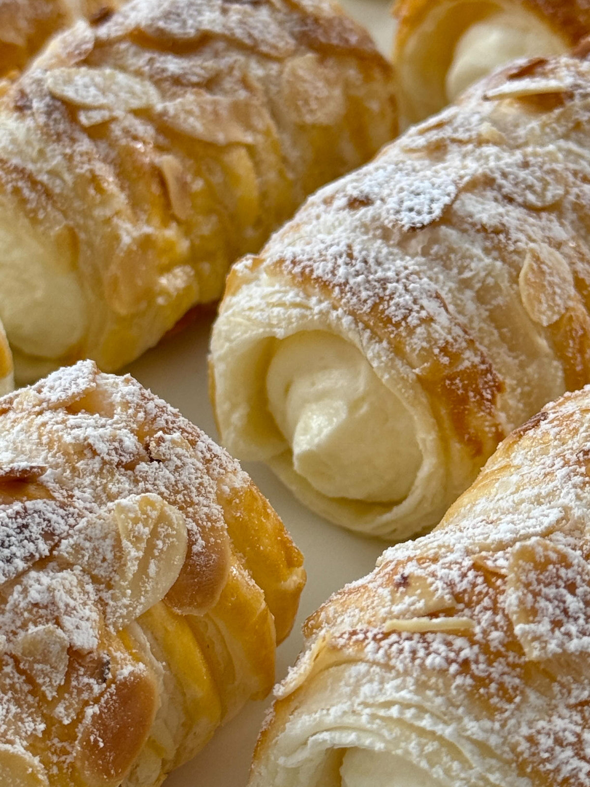Almond Cream Rolls von Food with Style, fertig angerichtet