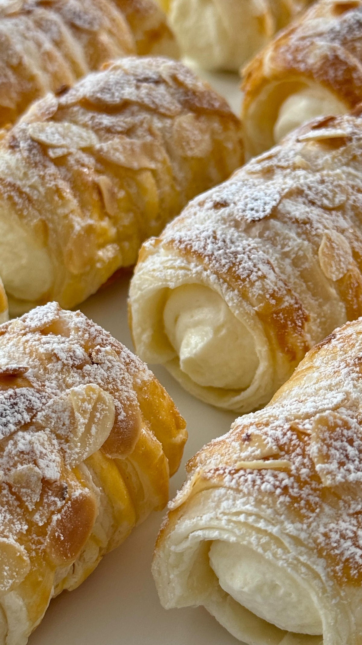 Almond Cream Rolls von Food with Style, fertig angerichtet