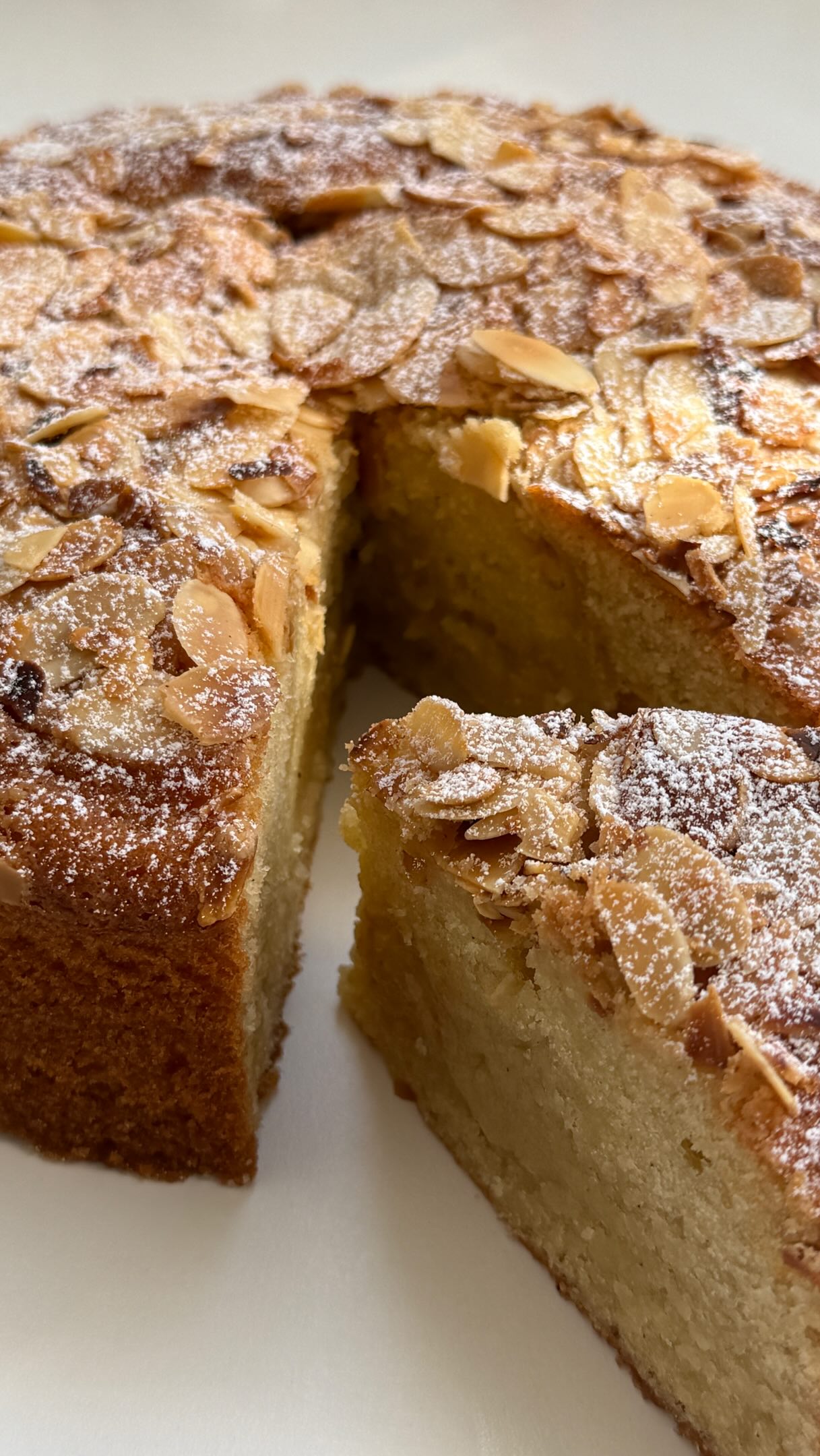 Almond Croissant Cake von Food with Style, fertig angerichtet