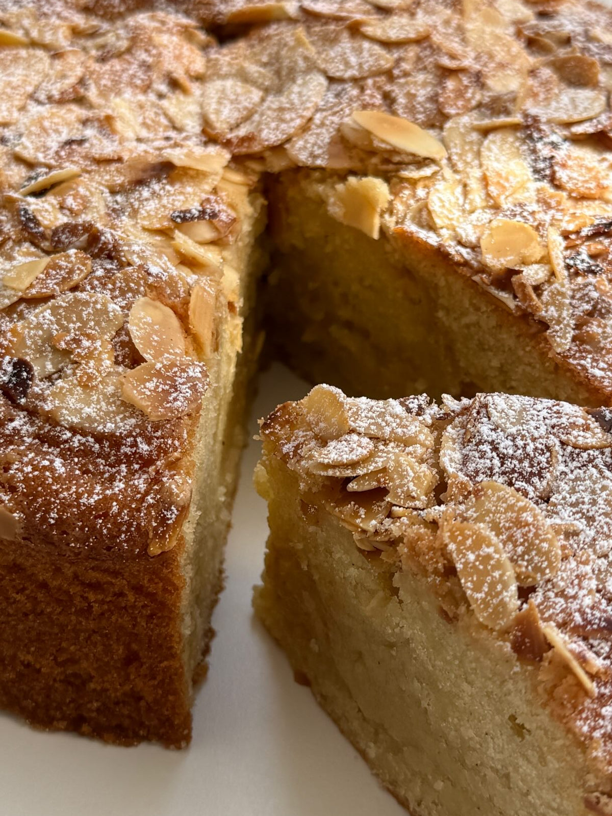 Almond Croissant Cake von Food with Style, fertig angerichtet