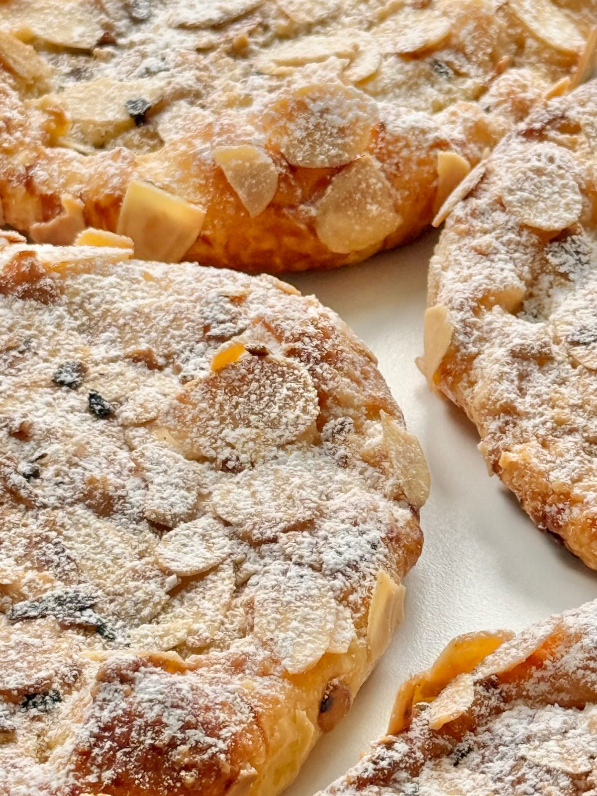 Almond Croissant Galette von Food with Style, fertig angerichtet