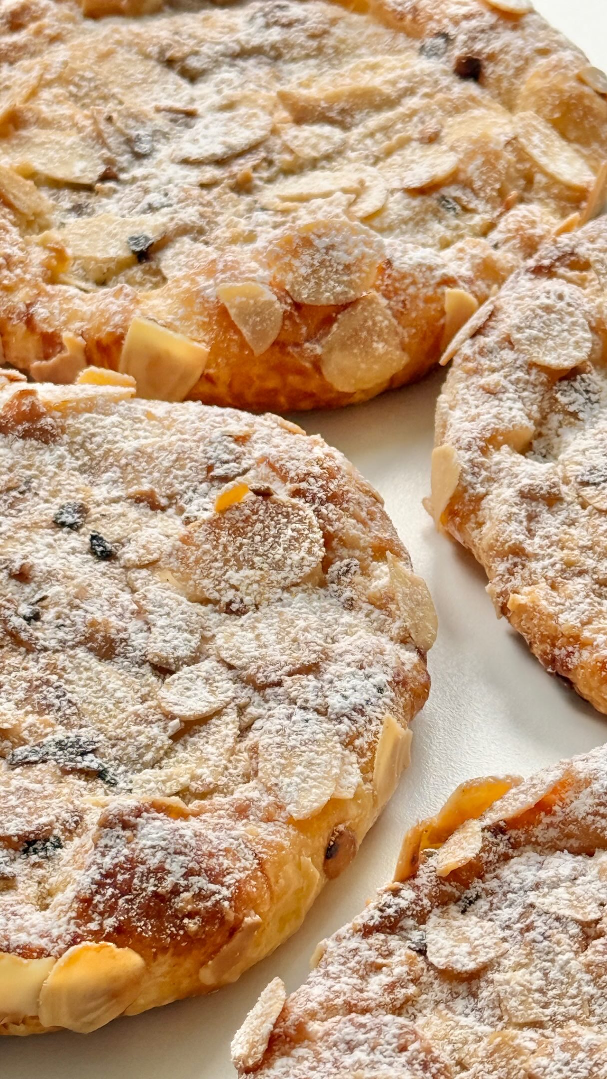 Almond Croissant Galette von Food with Style, fertig angerichtet