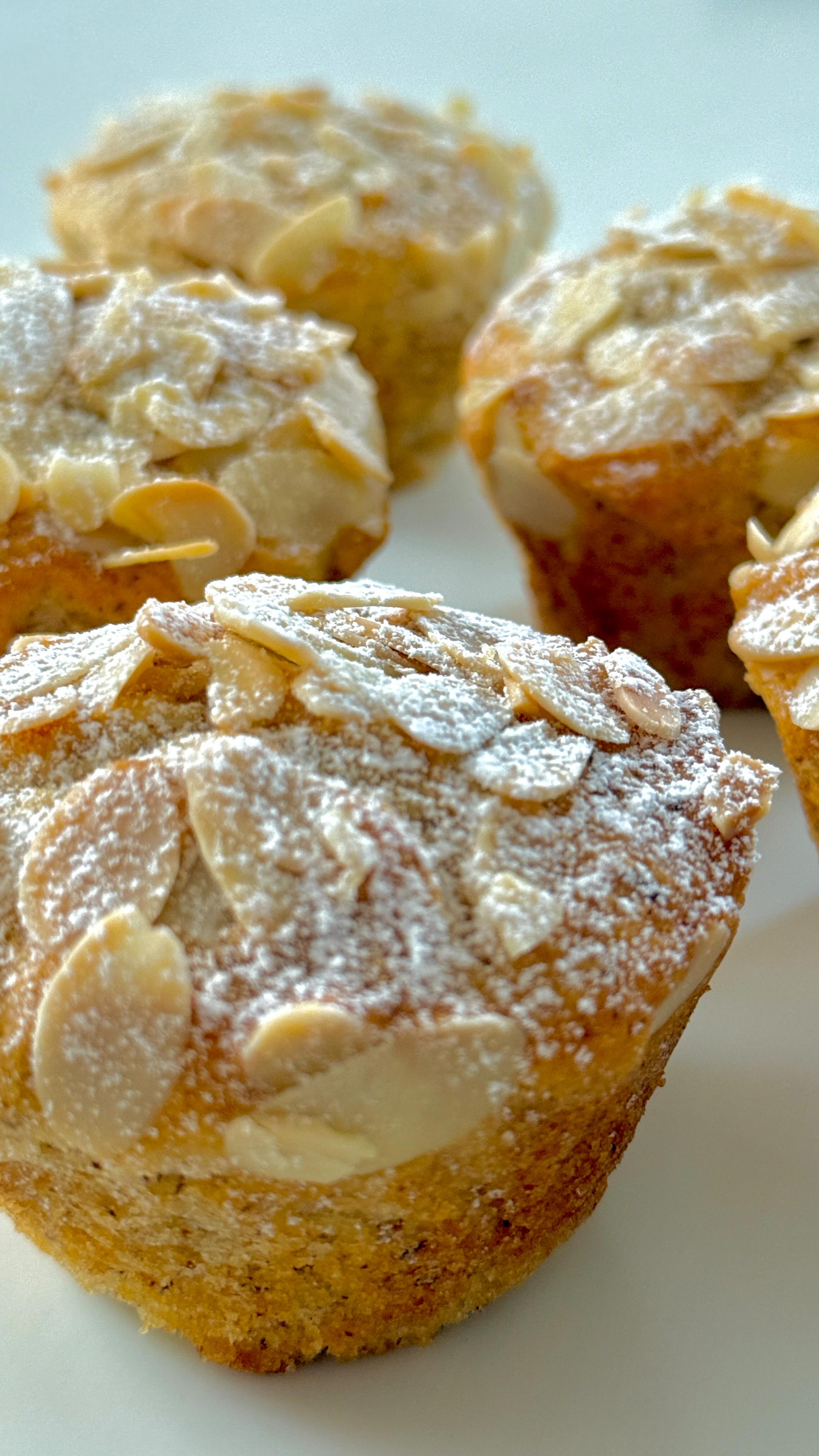 Almond Muffins von Food with Style, fertig angerichtet