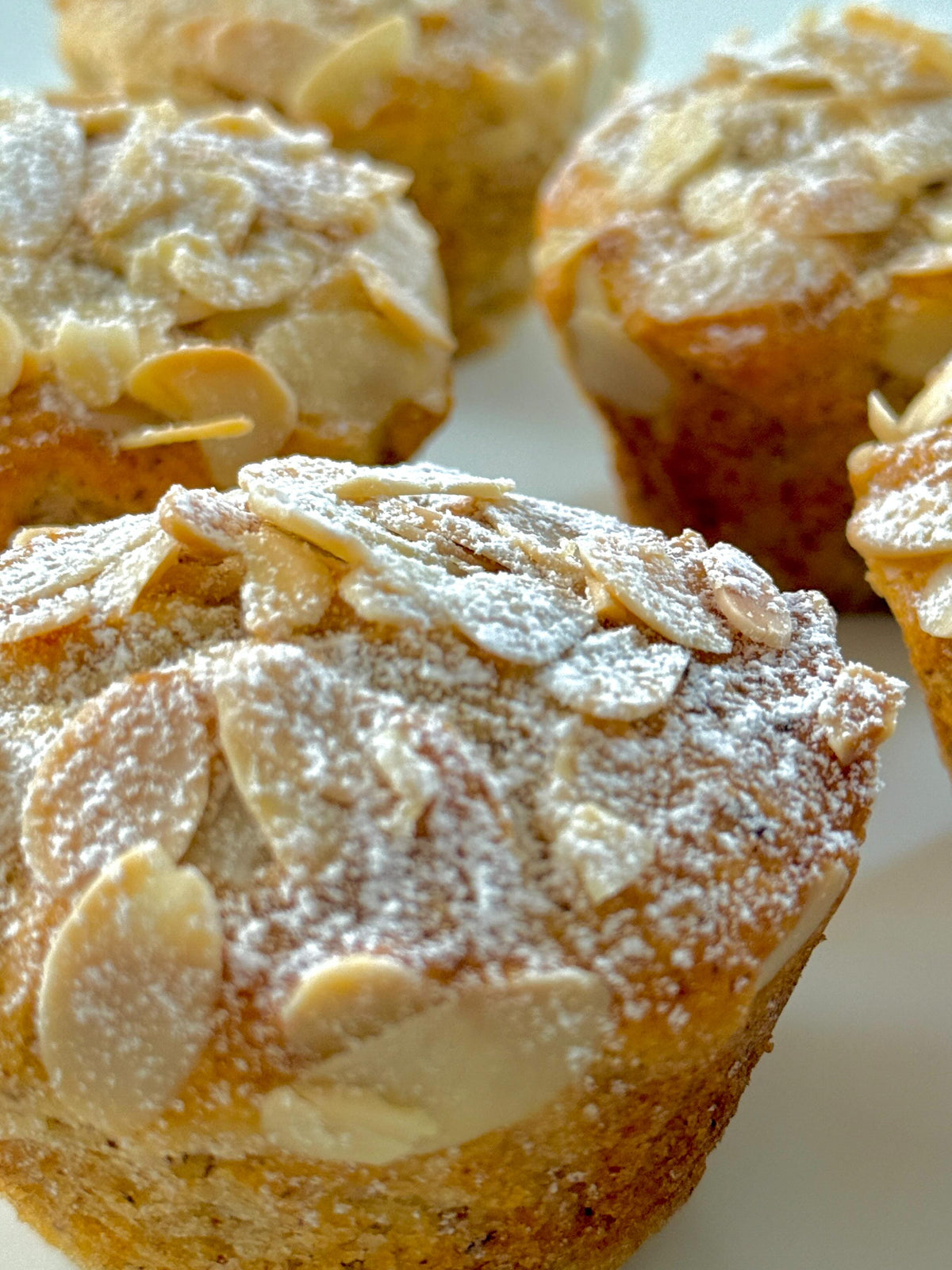 Almond Muffins von Food with Style, fertig angerichtet