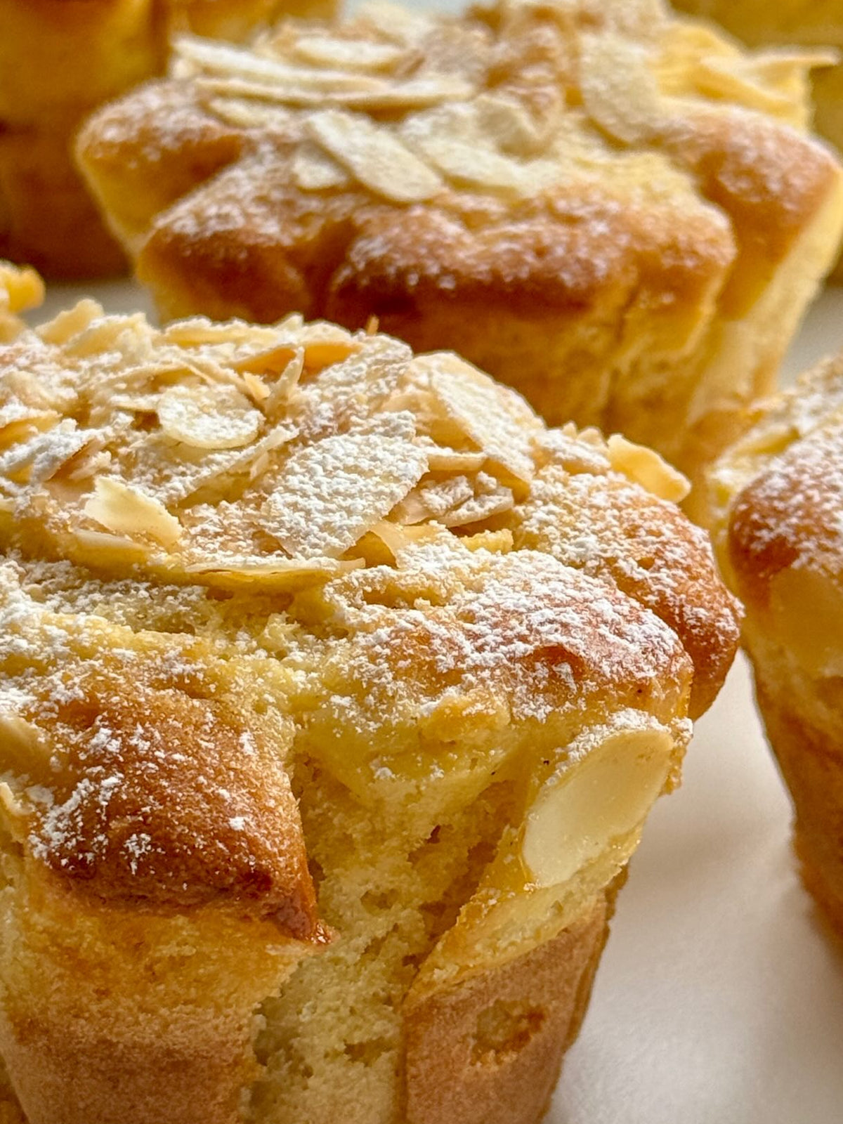 Apple Cheesecake Muffins von Food with Style, fertig angerichtet