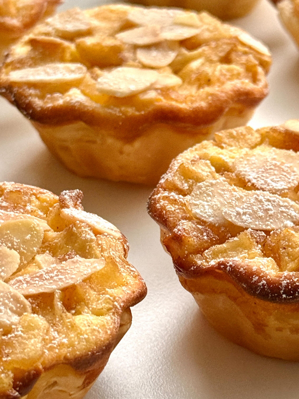 Apple-Cheesecake Pastry von Food with Style, fertig angerichtet