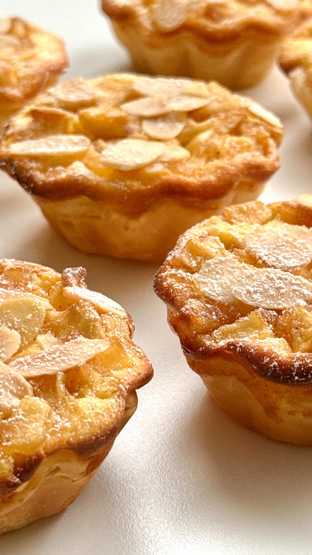 Apple-Cheesecake Pastry von Food with Style, fertig angerichtet