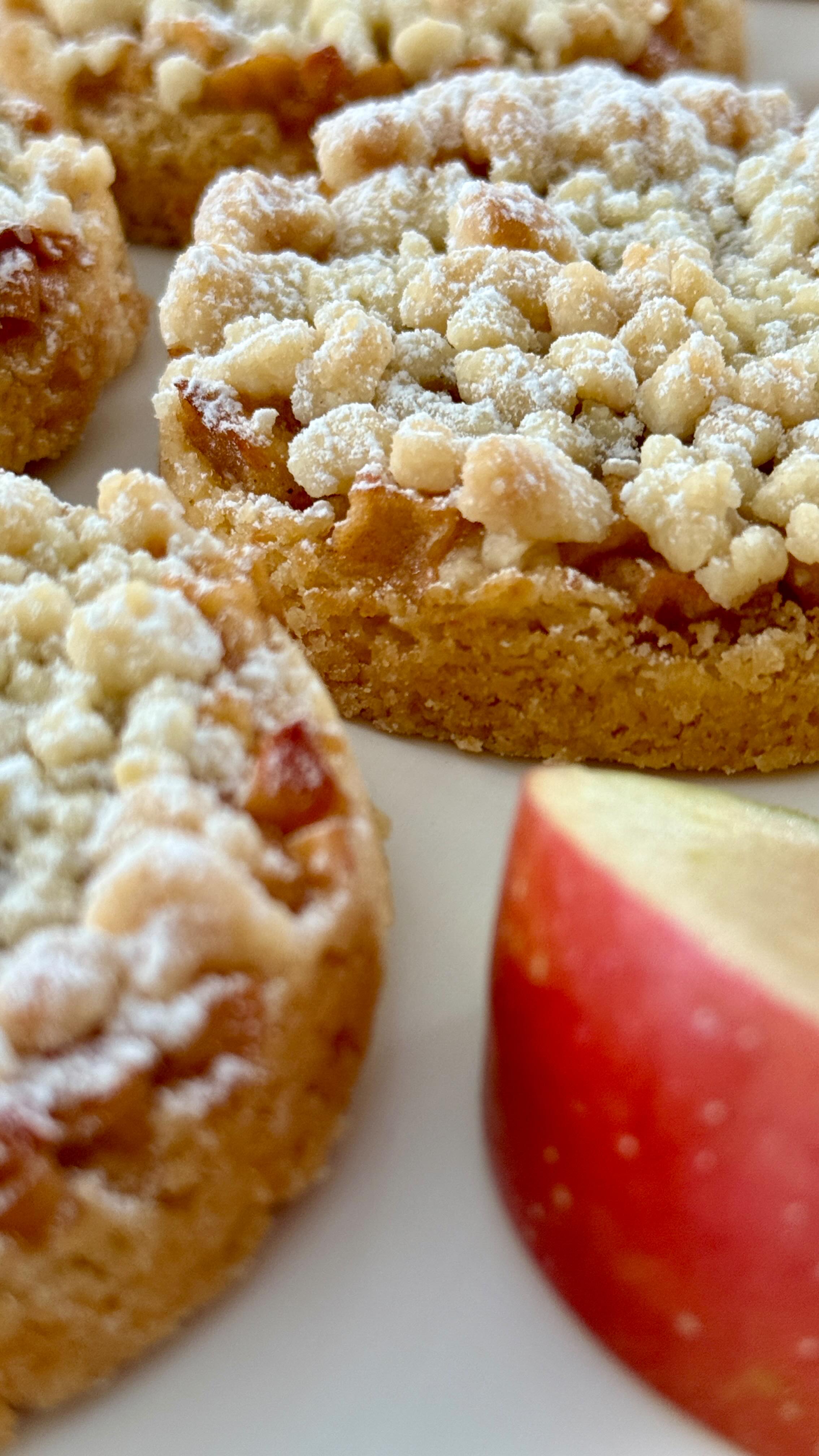 Apple Crumble Cookies von Food with Style, fertig angerichtet