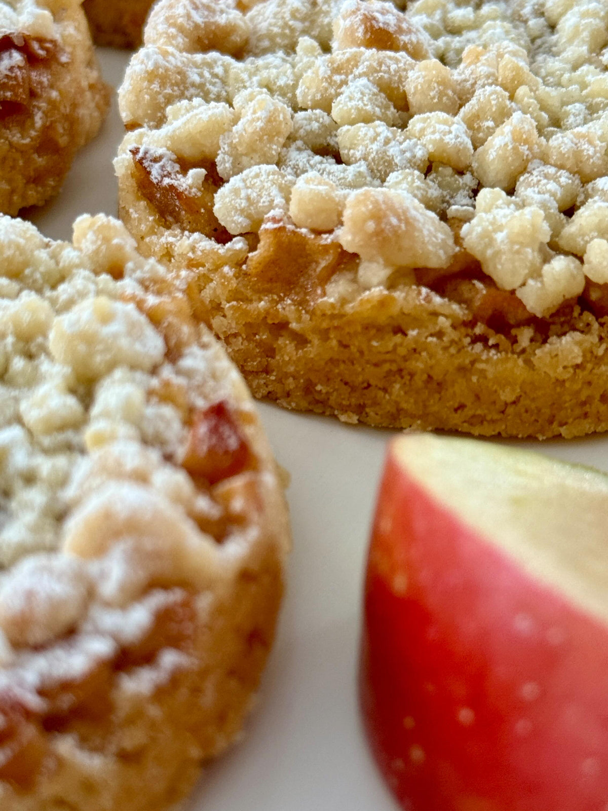 Apple Crumble Cookies von Food with Style, fertig angerichtet