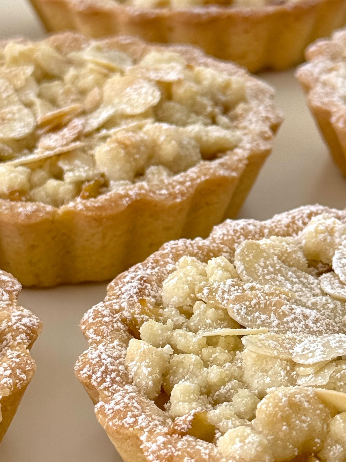 Apple Crumble Pies von Food with Style, fertig angerichtet
