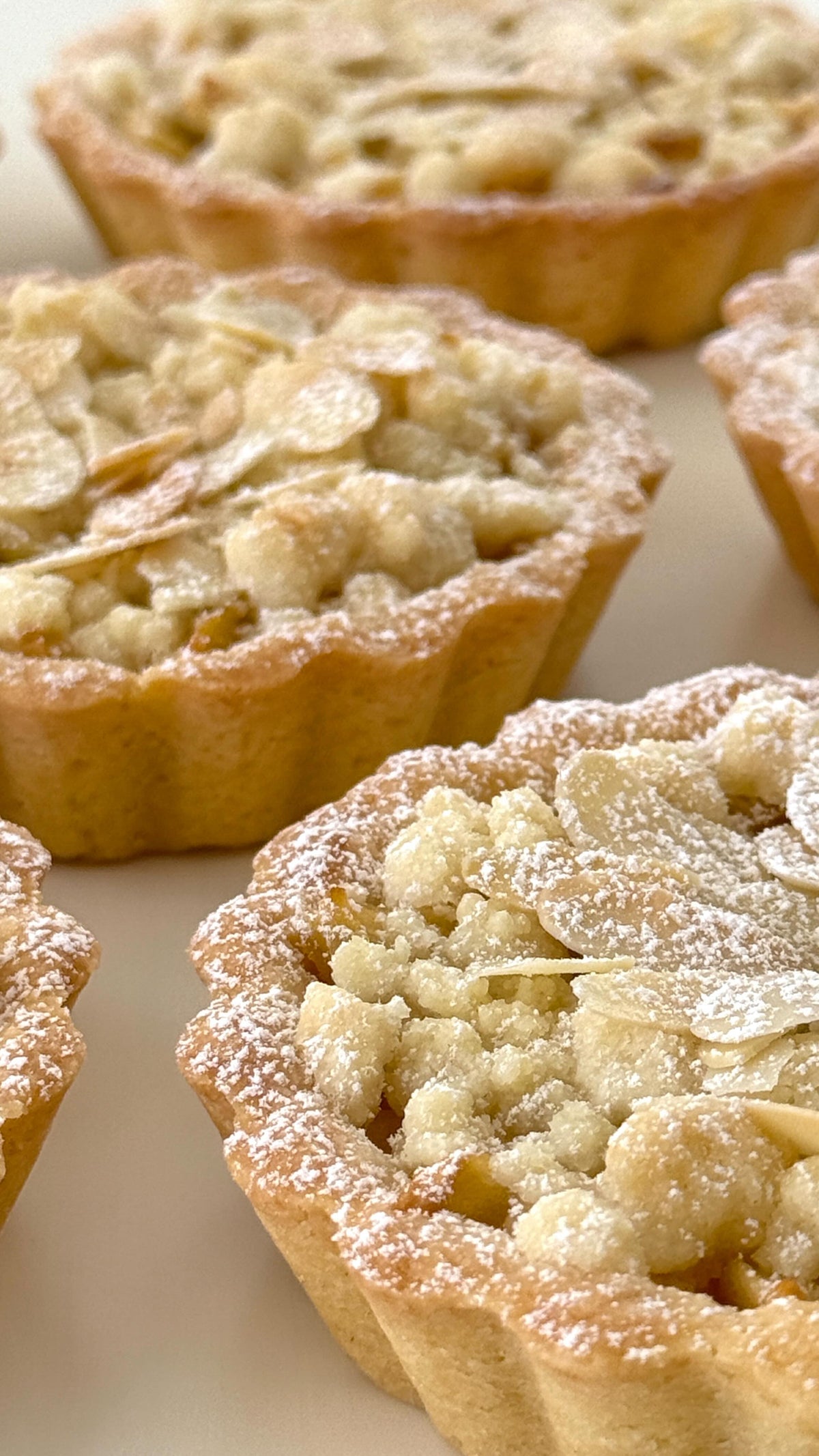 Apple Crumble Pies von Food with Style, fertig angerichtet