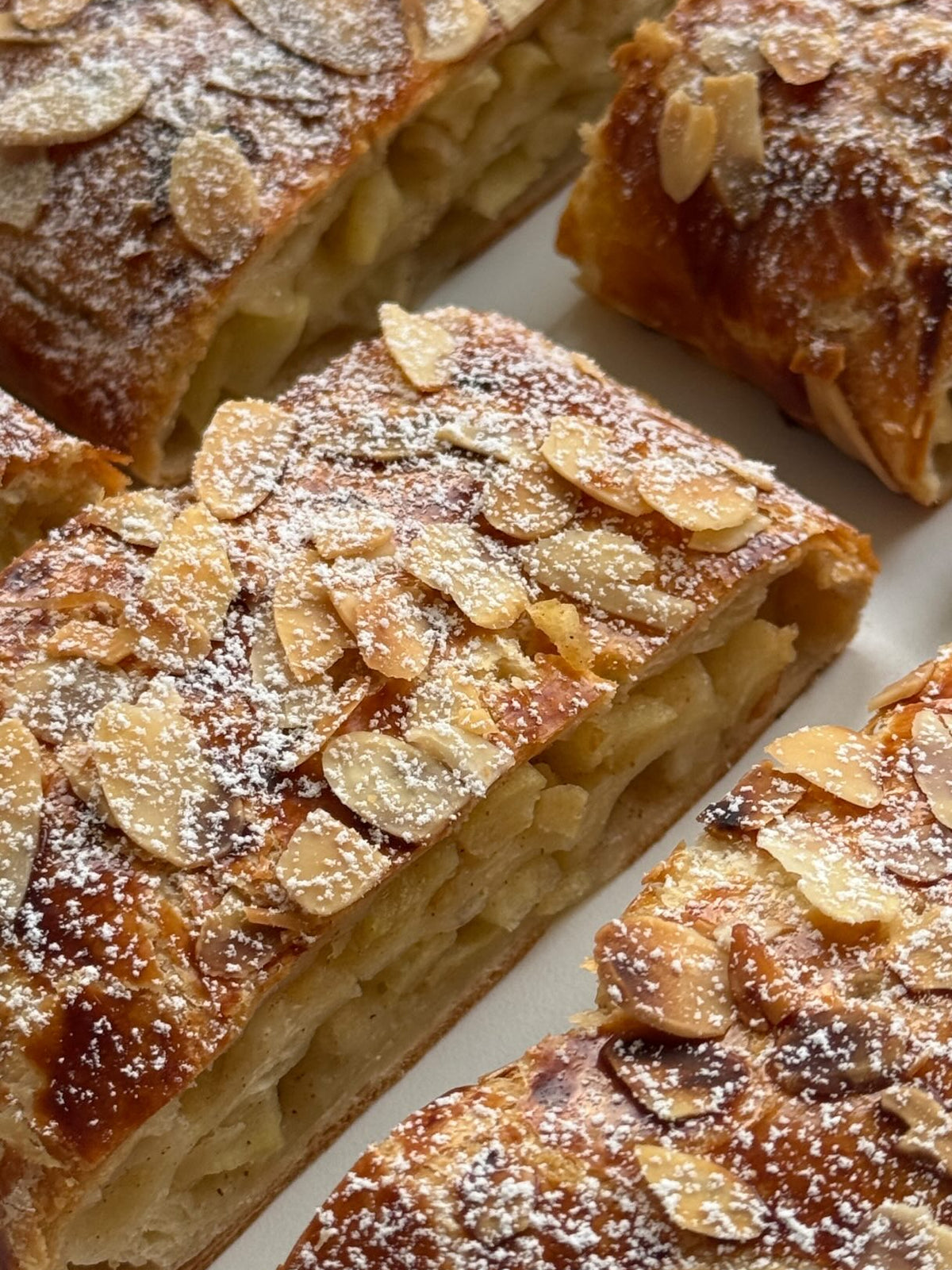 Apple Pastry Roll von Food with Style, fertig angerichtet