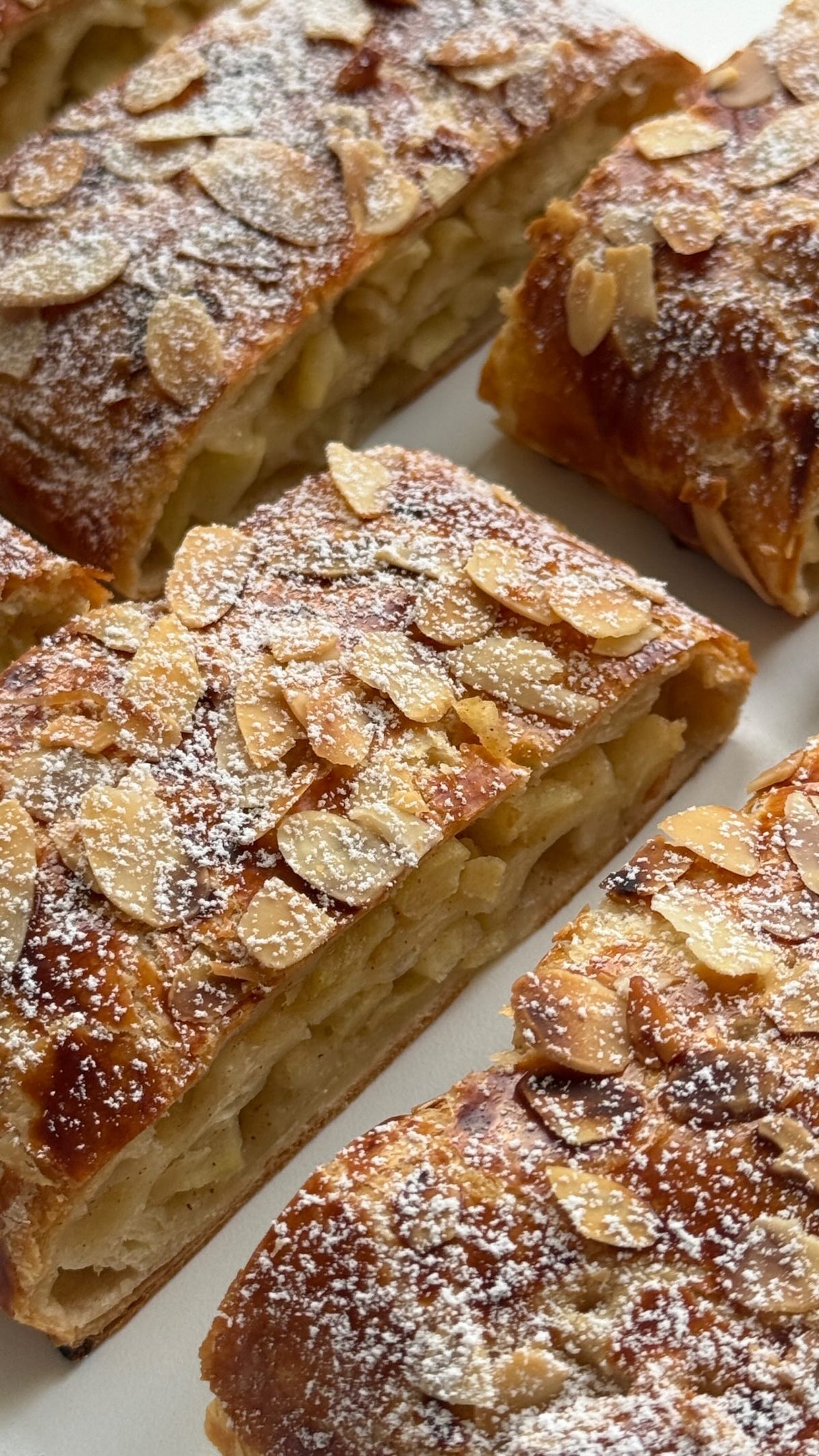 Apple Pastry Roll von Food with Style, fertig angerichtet