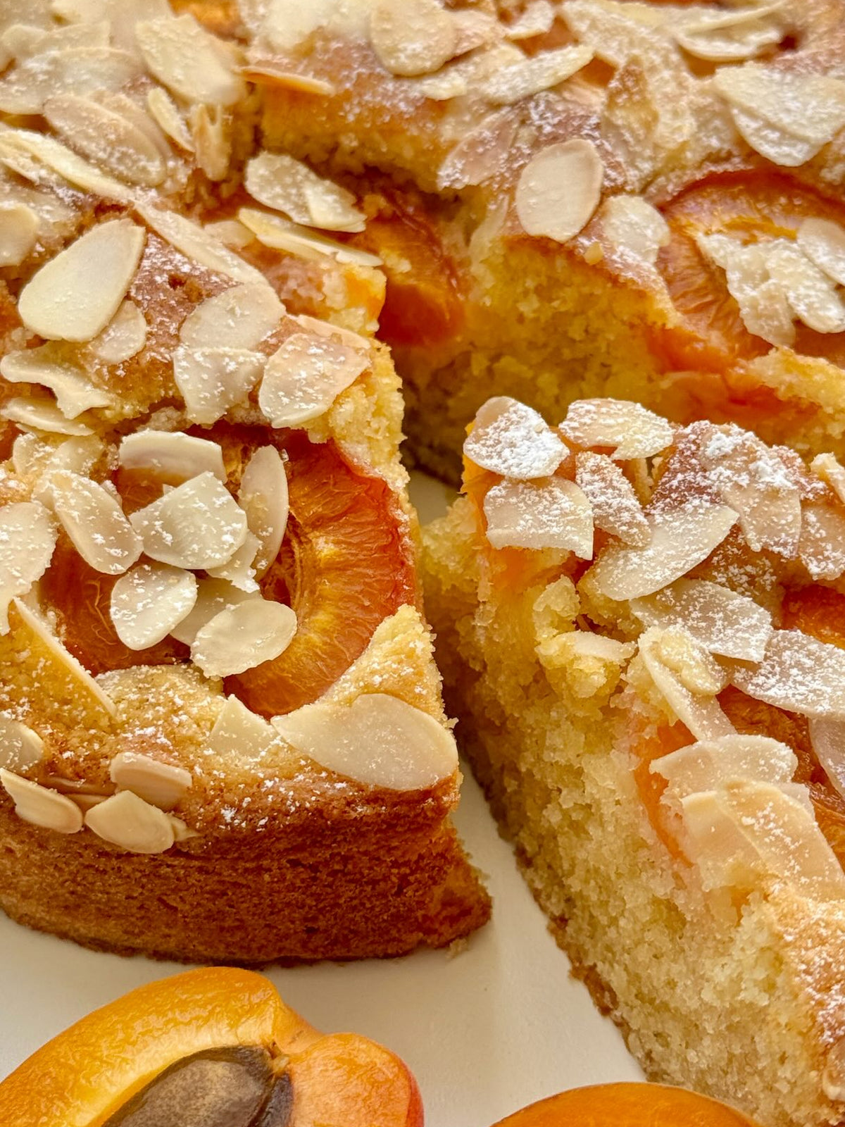 Apricot Almond Cake von Food with Style, fertig angerichtet