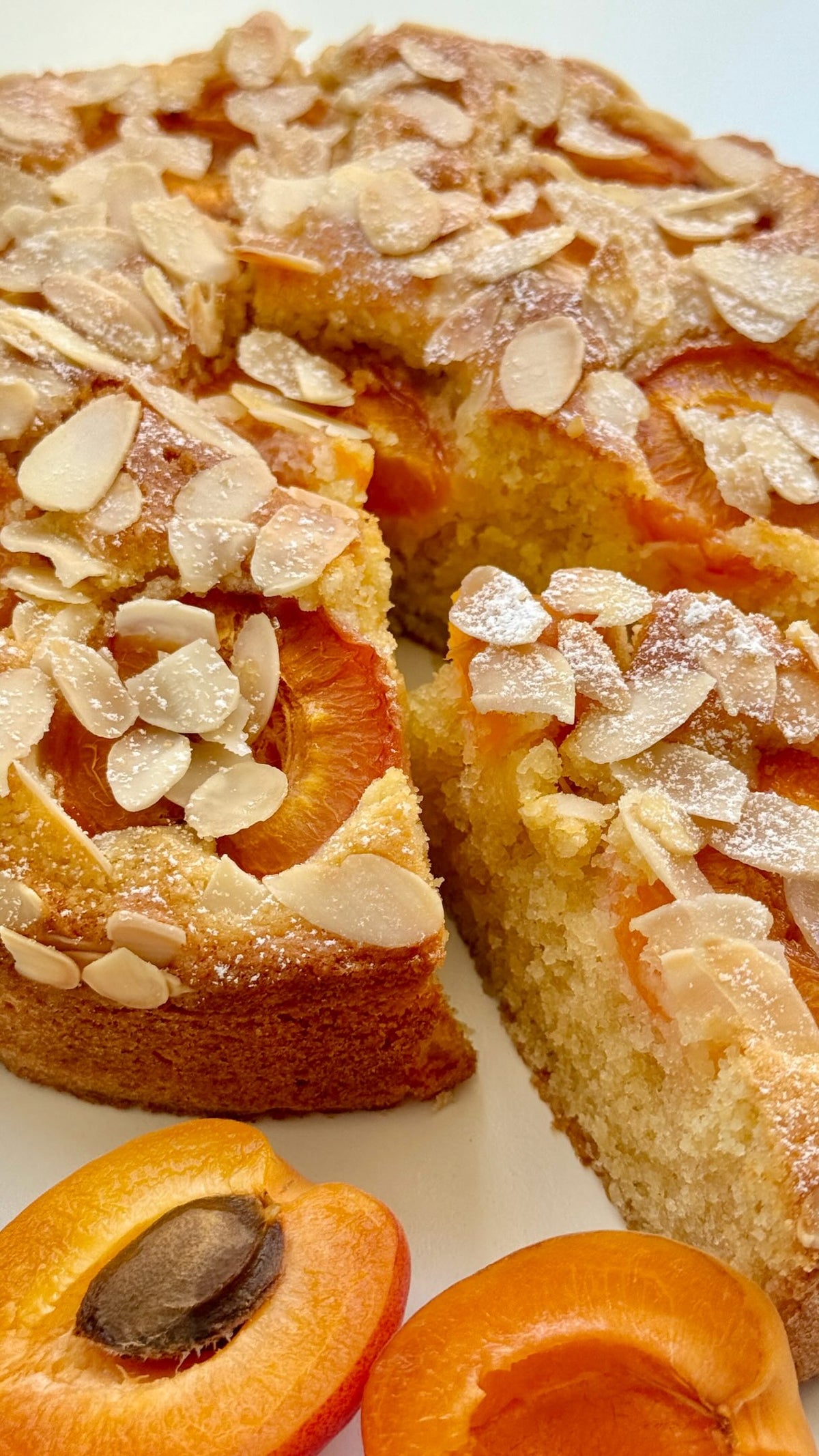 Apricot Almond Cake von Food with Style, fertig angerichtet