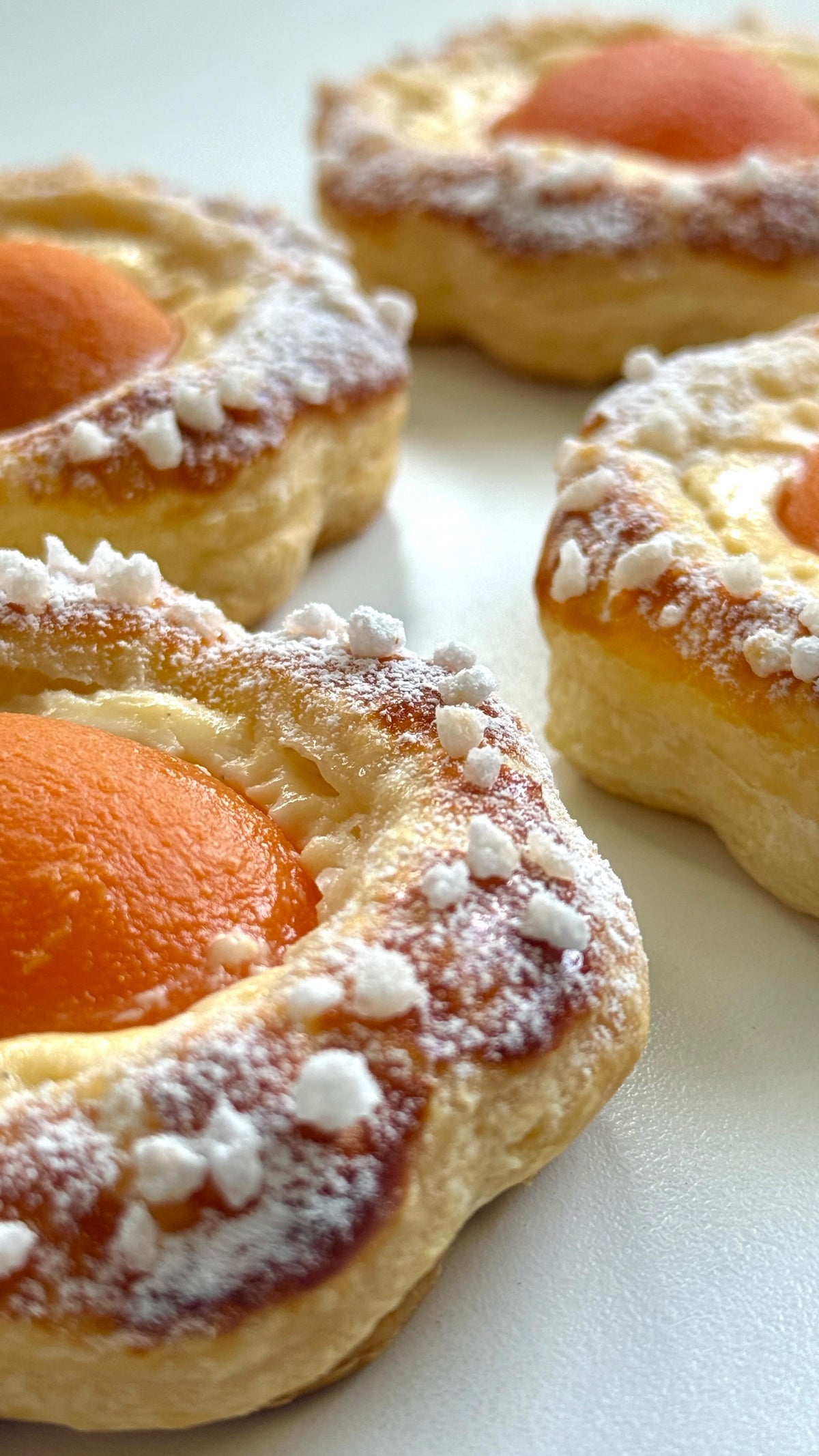 Apricot Blossom Pastries von Food with Style, fertig angerichtet