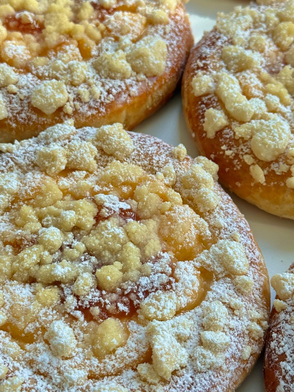 Apricot Streusel Buns von Food with Style, fertig angerichtet