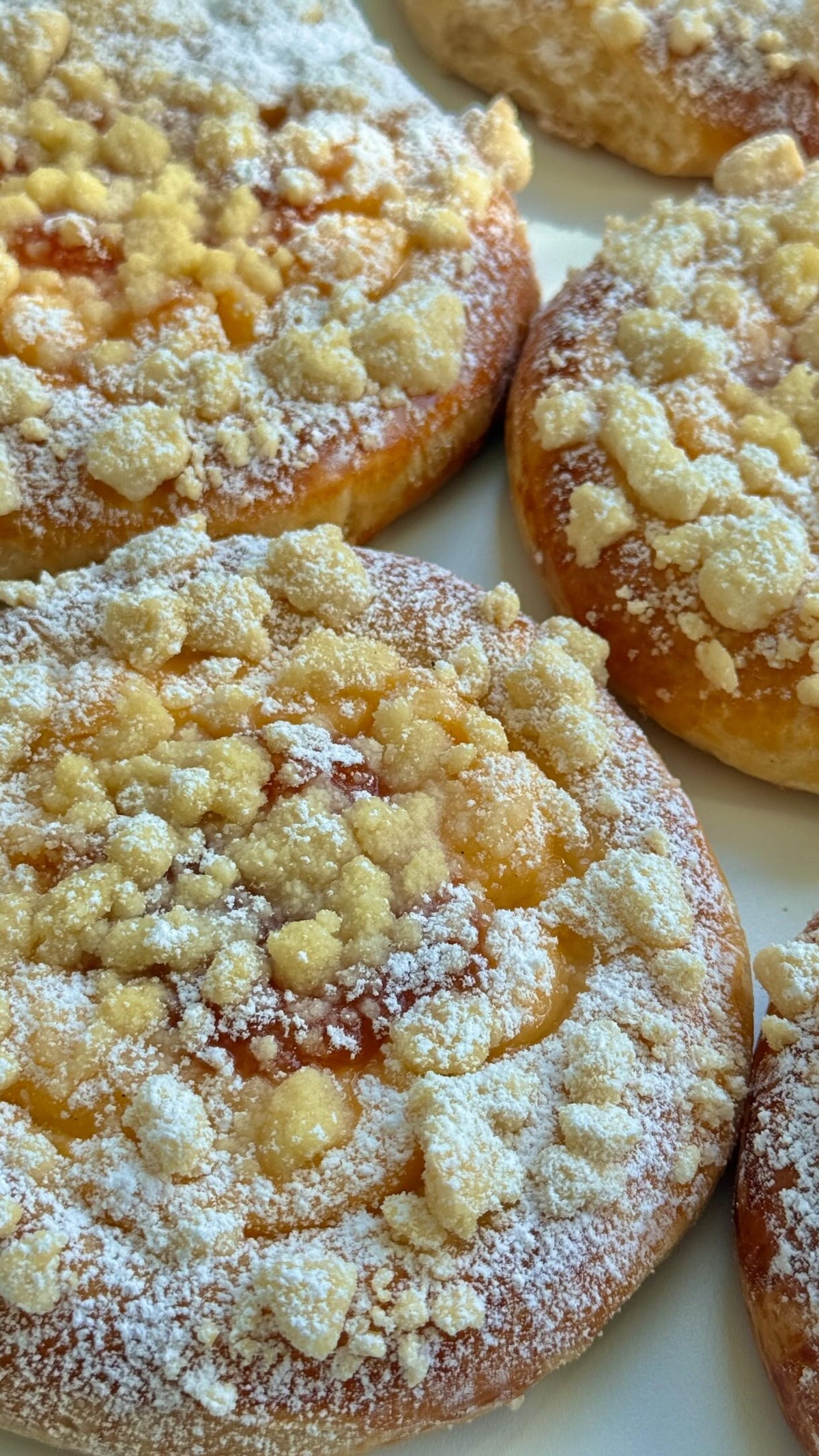 Apricot Streusel Buns von Food with Style, fertig angerichtet