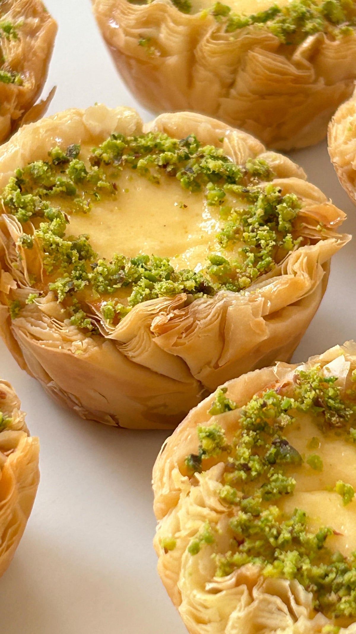 Baklava Cheesecake Tartelettes von Food with Style, fertig angerichtet
