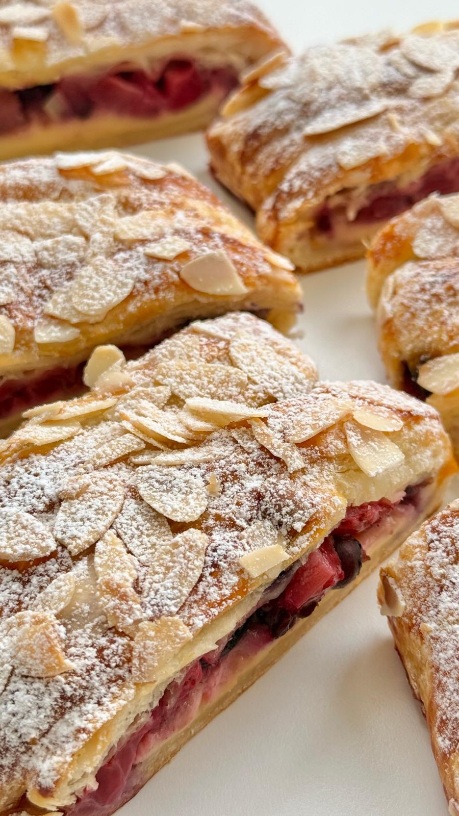 Berry Custard Strudel von Food with Style, fertig angerichtet