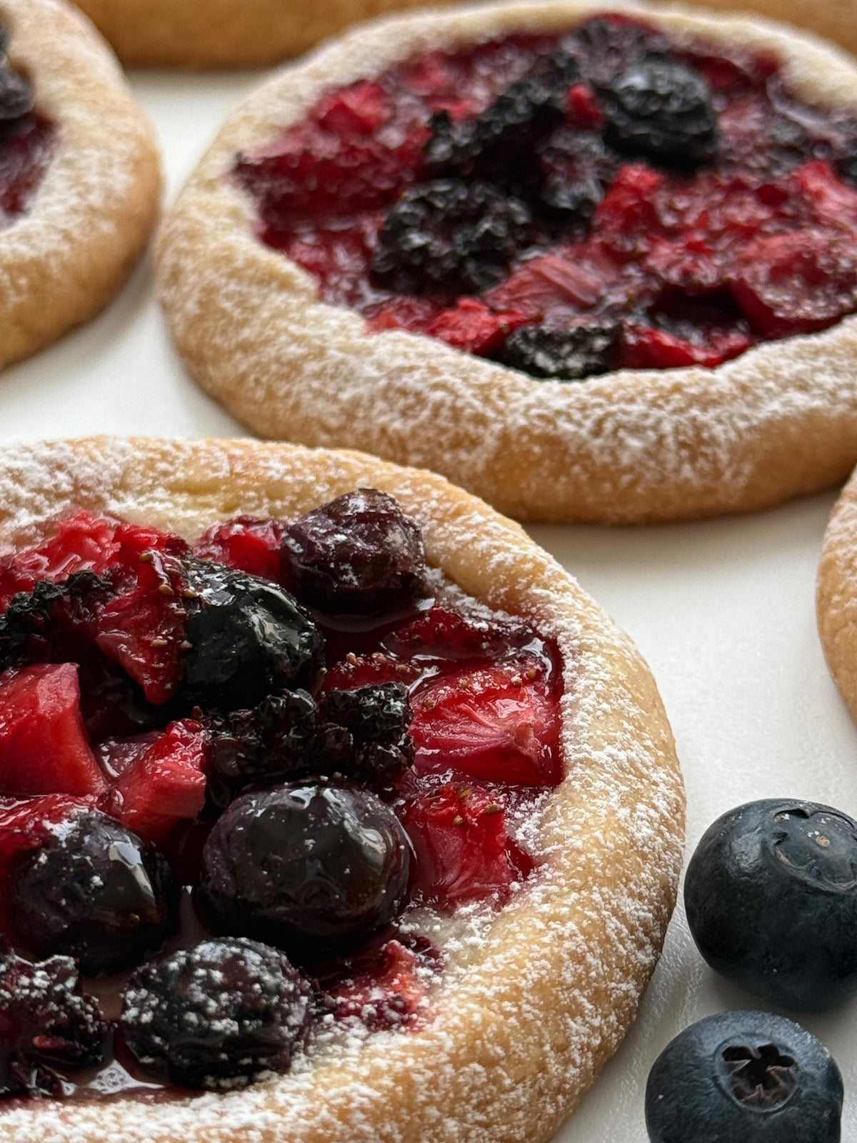 Berry Galettes von Food with Style, fertig angerichtet