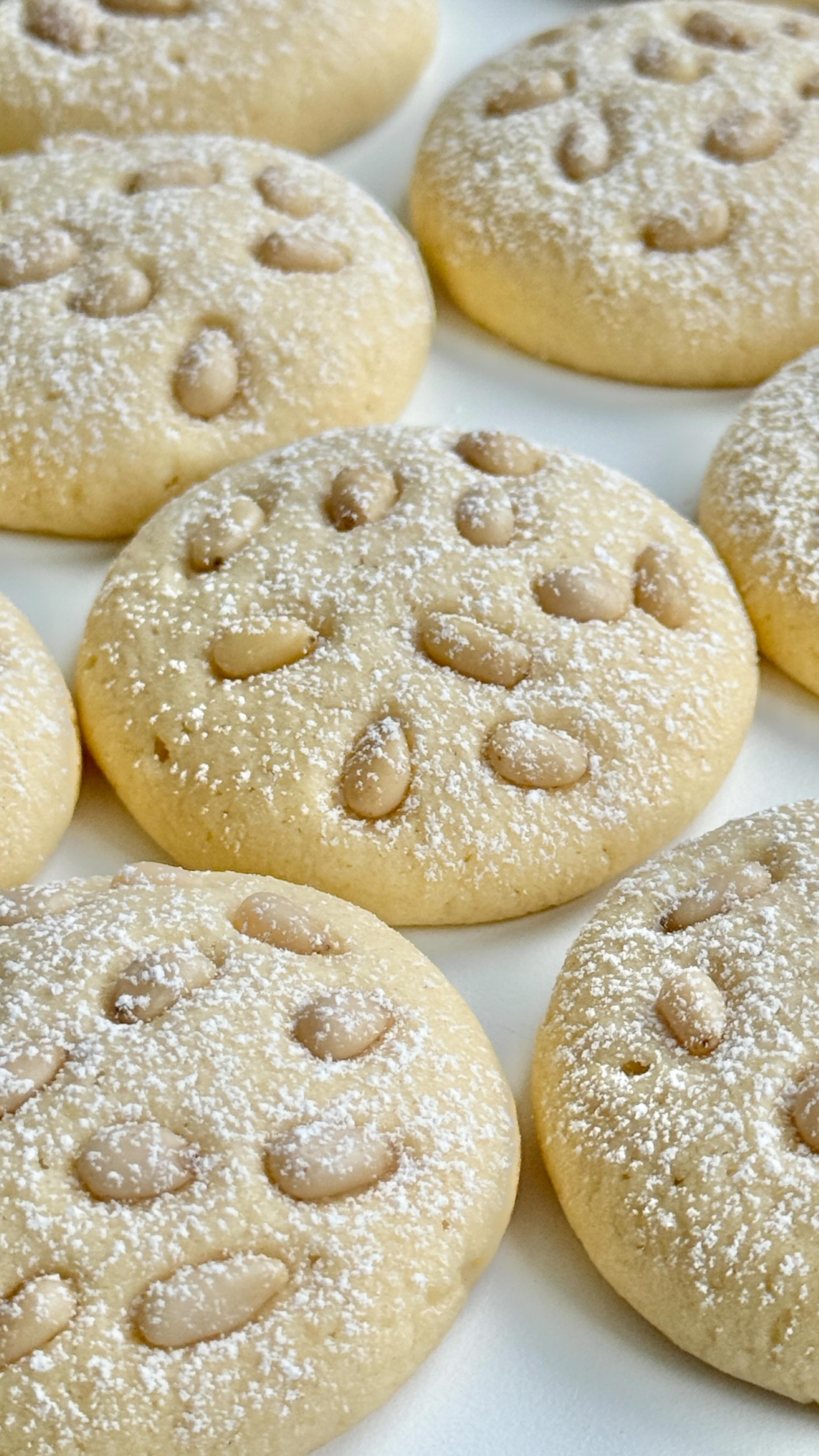 Biscotti ai Pinoli von Food with Style, fertig angerichtet