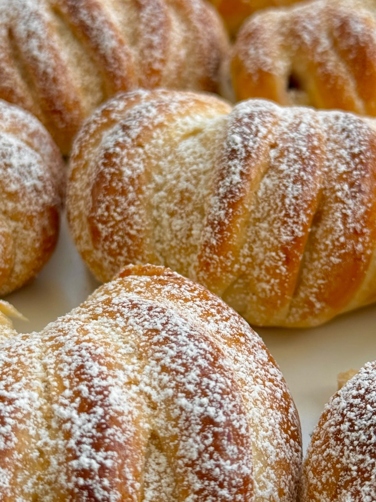Blackberry Custard Buns von Food with Style, fertig angerichtet
