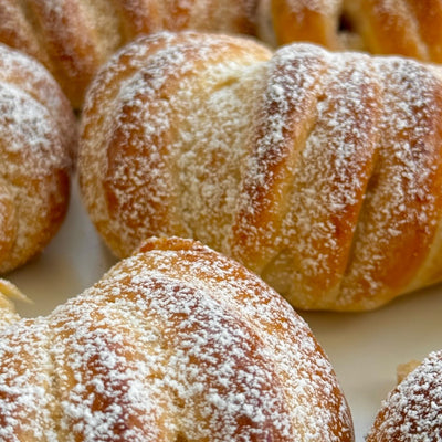 Кифлички с крем и къпини