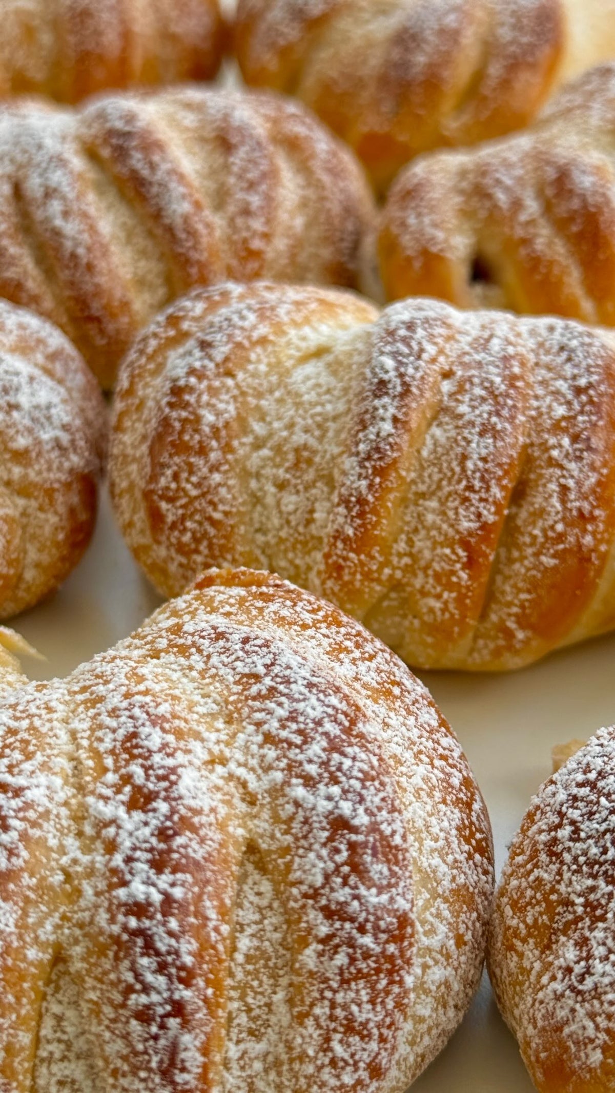 Blackberry Custard Buns von Food with Style, fertig angerichtet