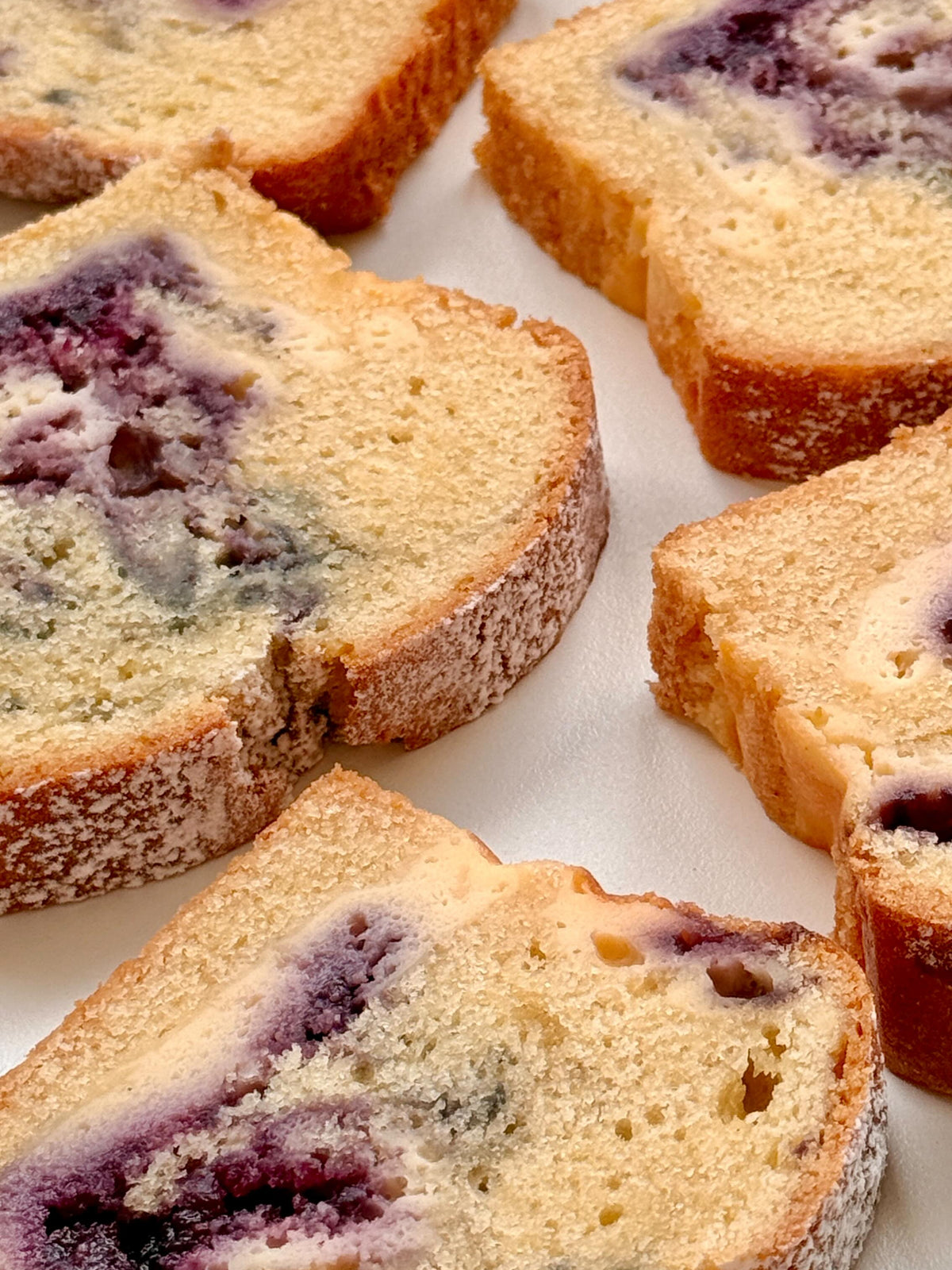 Blueberry Cheese-Loaf Cake von Food with Style, fertig angerichtet