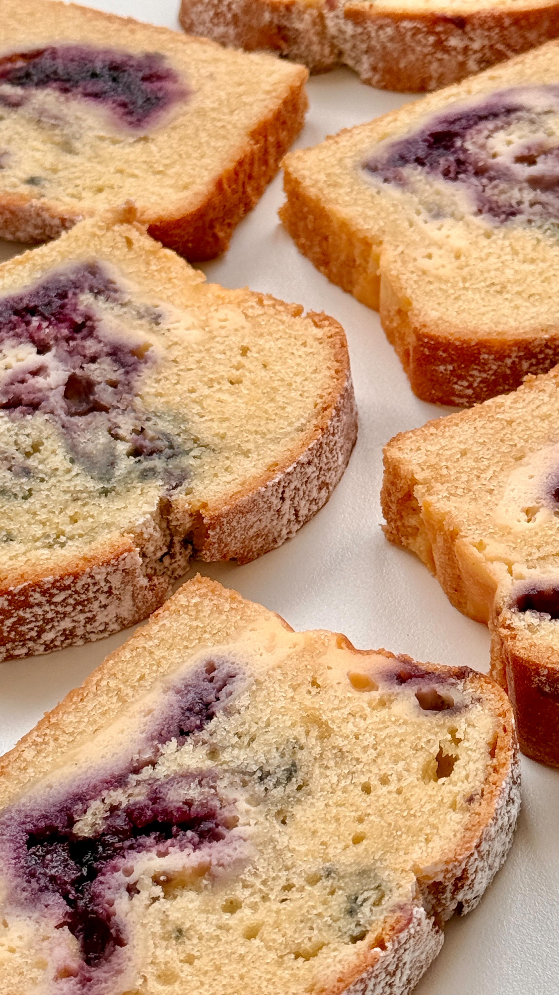 Blueberry Cheese-Loaf Cake von Food with Style, fertig angerichtet