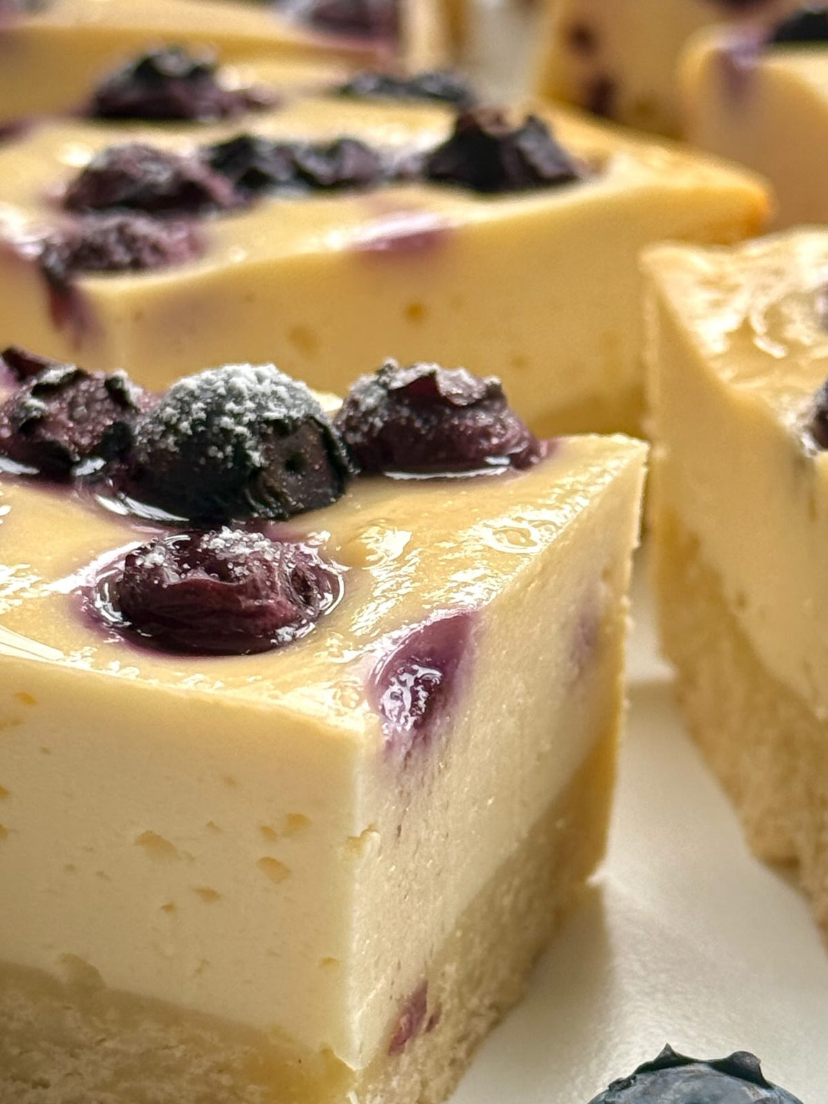 Blueberry Cheesecake Bars von Food with Style, fertig angerichtet