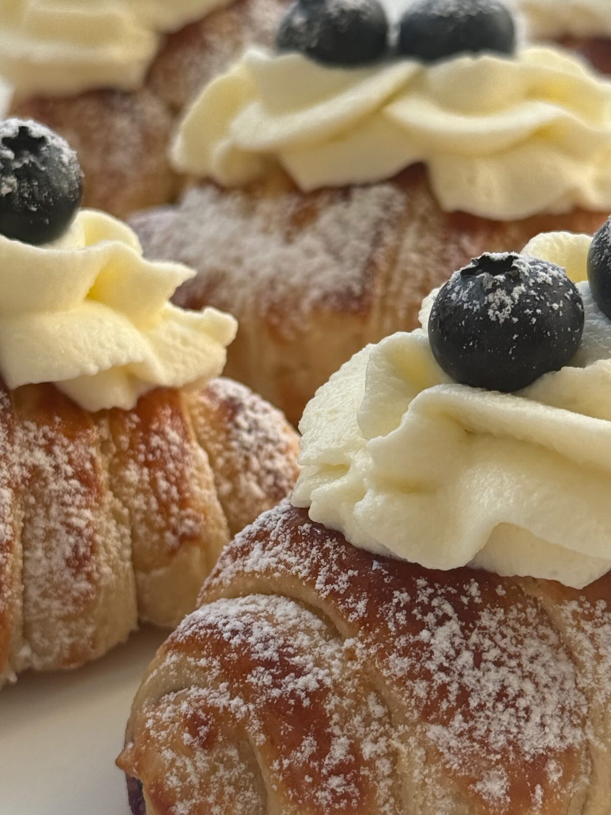 Blueberry Croissants von Food with Style, fertig angerichtet