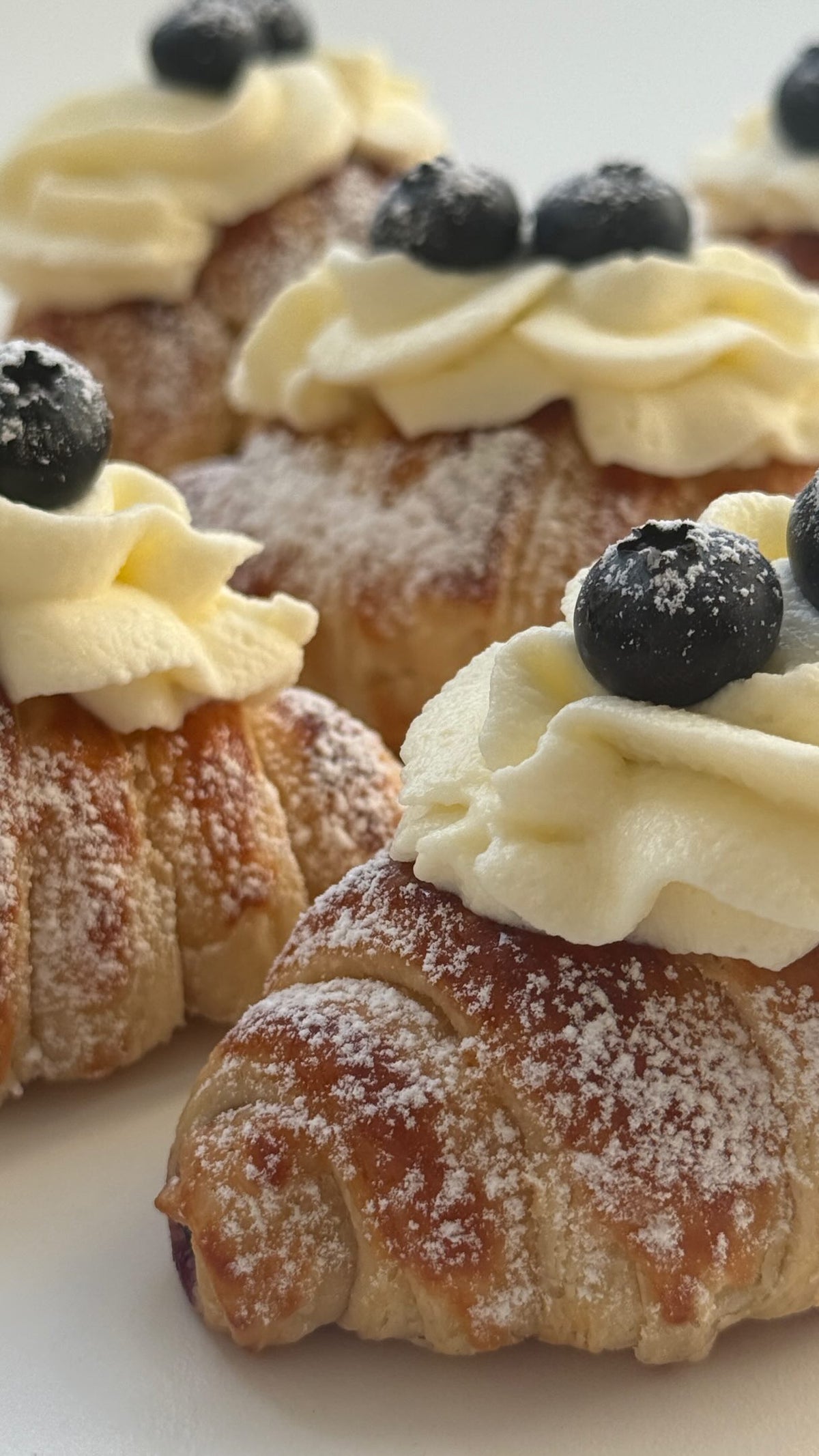 Blueberry Croissants von Food with Style, fertig angerichtet