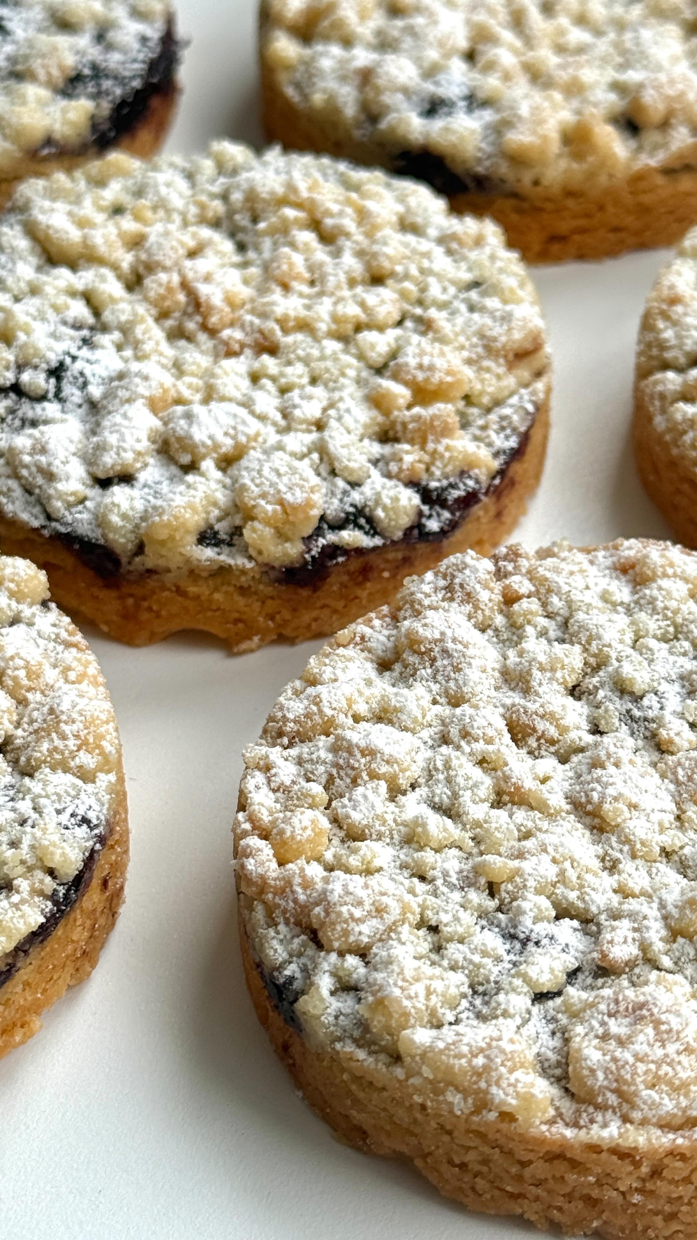Blueberry Crumble von Food with Style, fertig angerichtet
