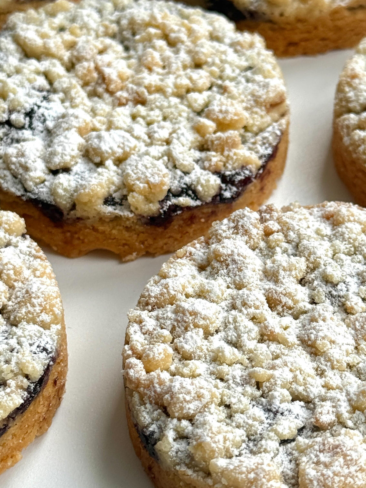 Blueberry Crumble von Food with Style, fertig angerichtet