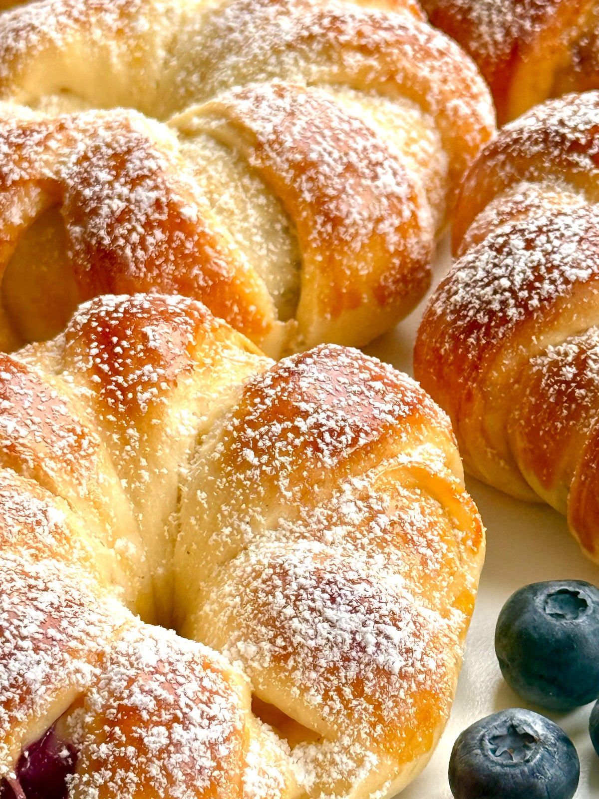 Blueberry Custard Rings von Food with Style, fertig angerichtet