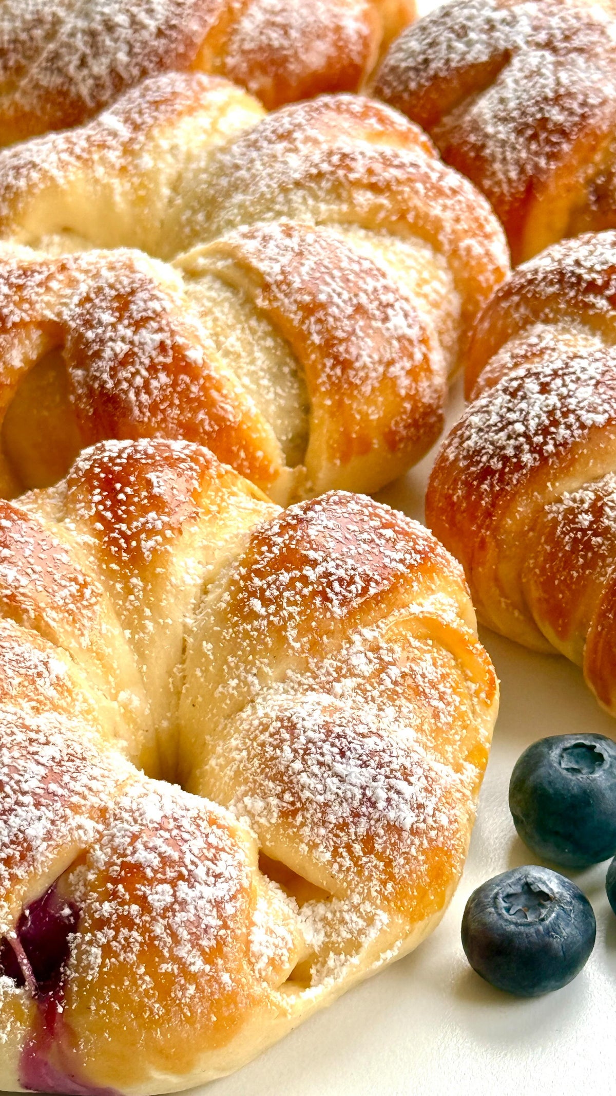 Blueberry Custard Rings von Food with Style, fertig angerichtet