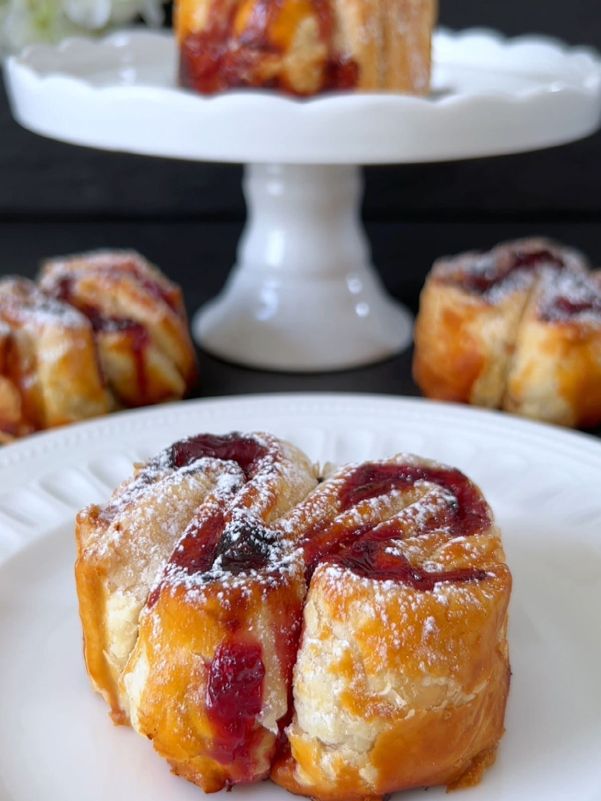 Cherry Jam Pastry von Food with Style, fertig angerichtet