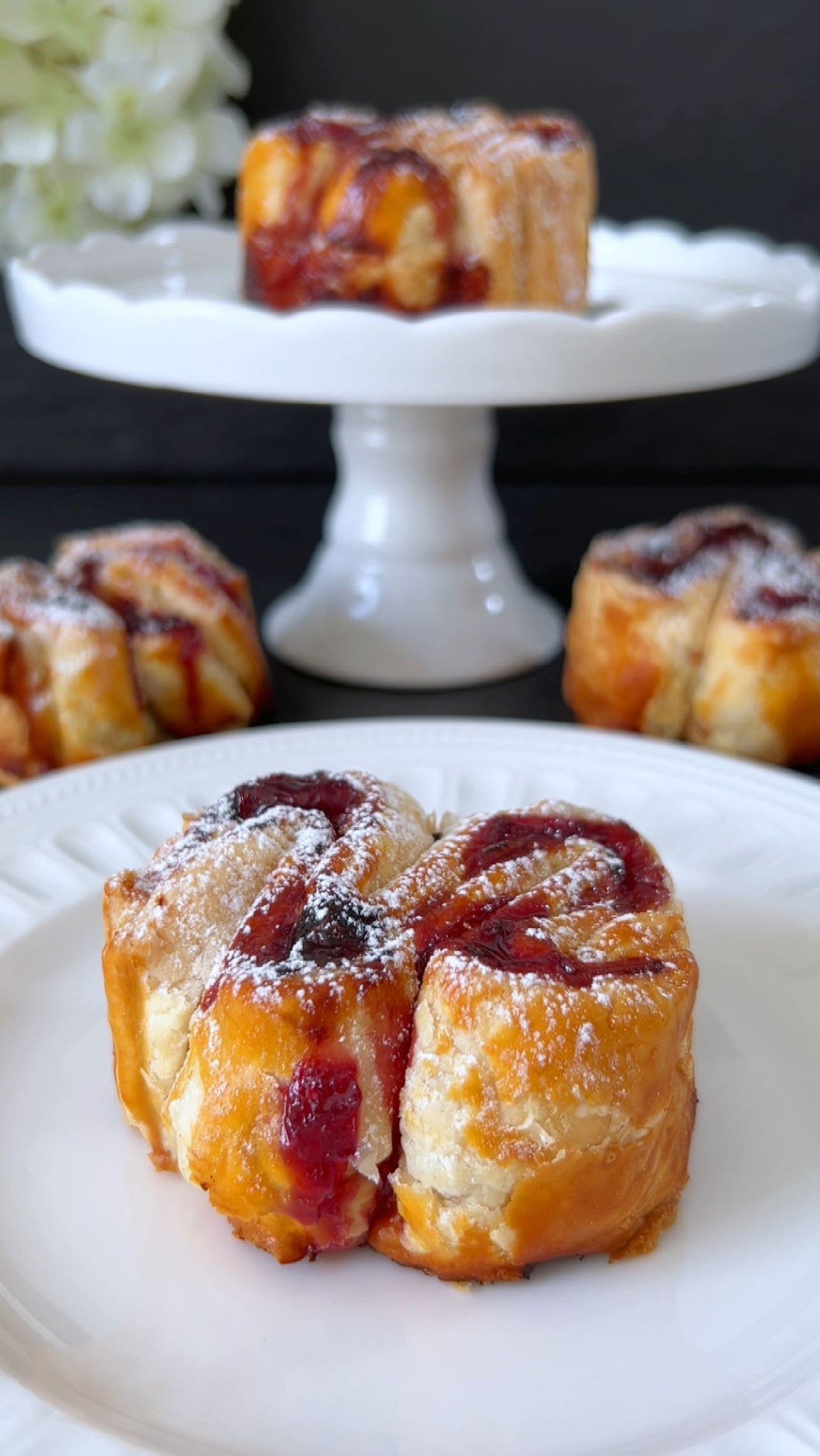 Cherry Jam Pastry von Food with Style, fertig angerichtet