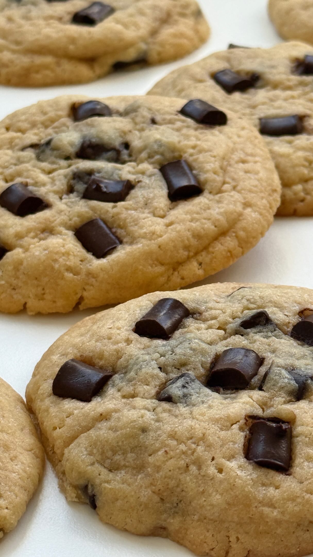 Chocolate Cookies von Food with Style, fertig angerichtet