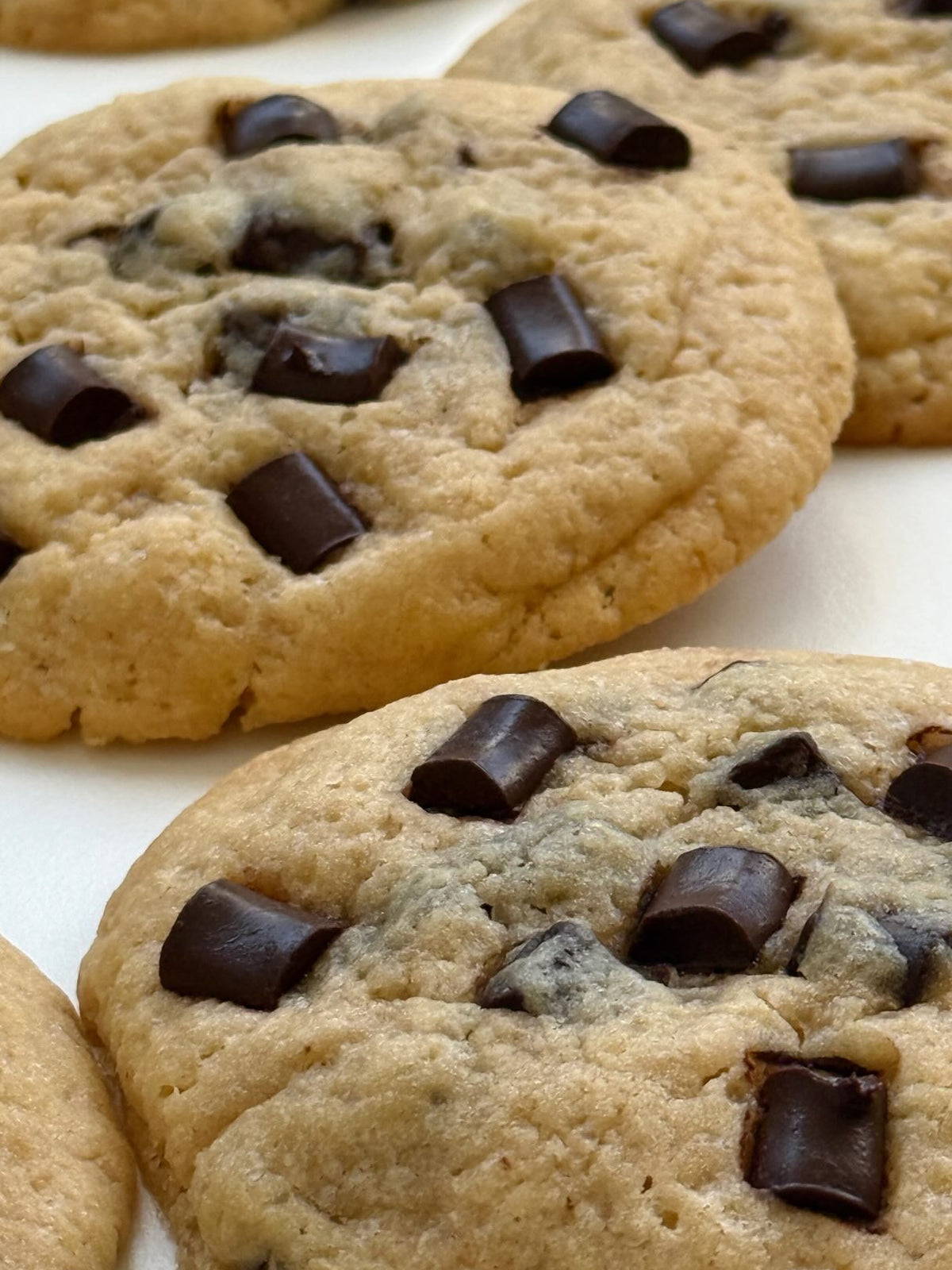 Chocolate Cookies von Food with Style, fertig angerichtet