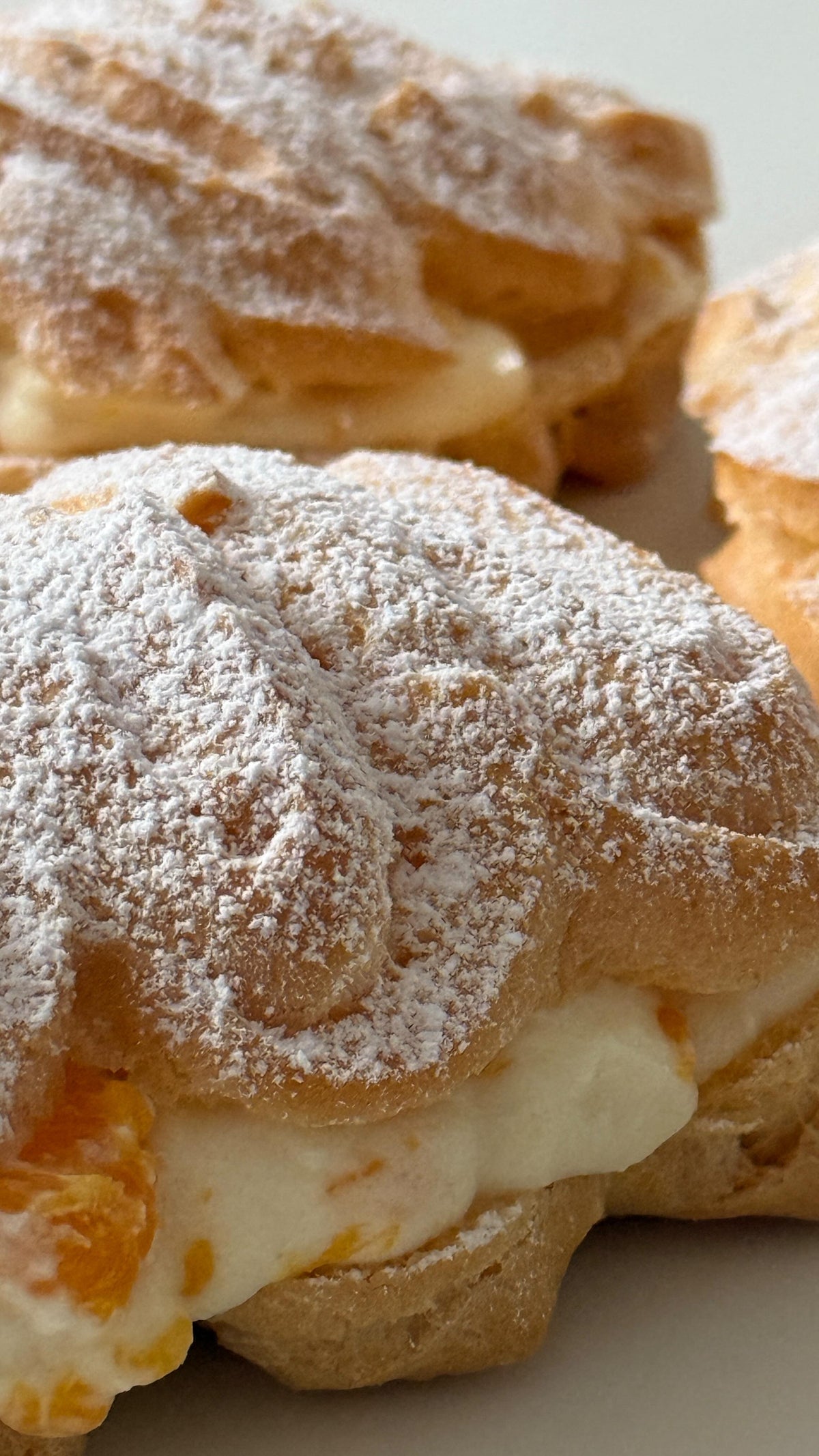 Choux Mandarine von Food with Style, fertig angerichtet
