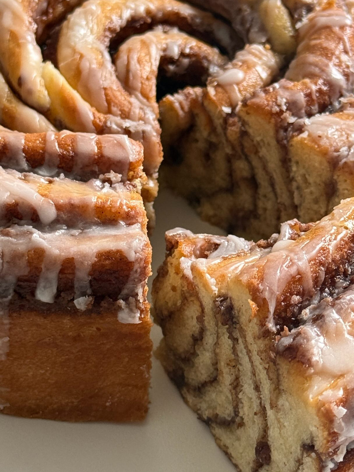 Cinnamon Roll Cake von Food with Style, fertig angerichtet